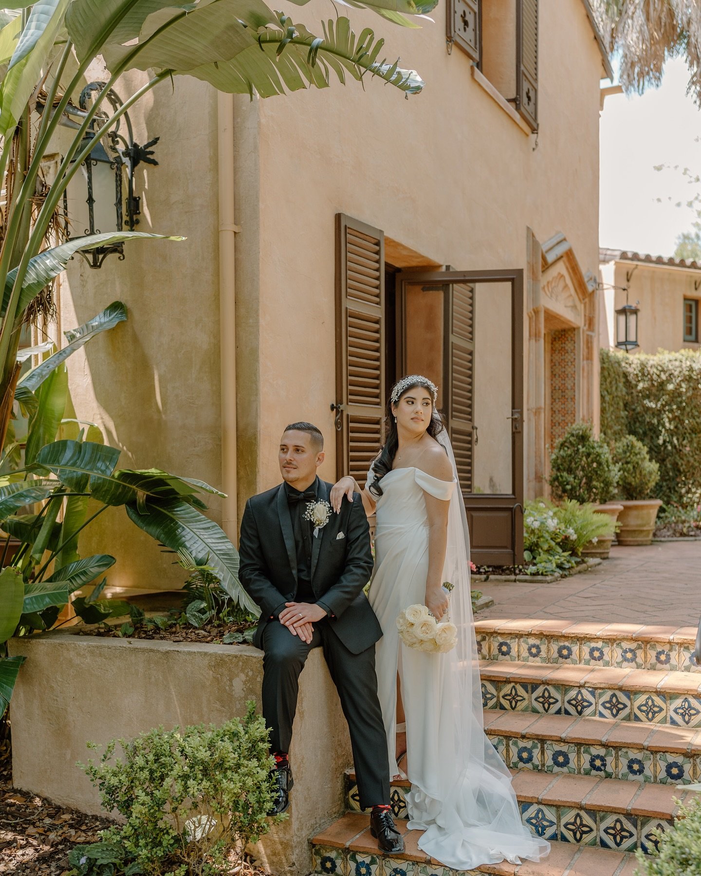 Bringing a little garden vibe to your wedding portraits 🥀