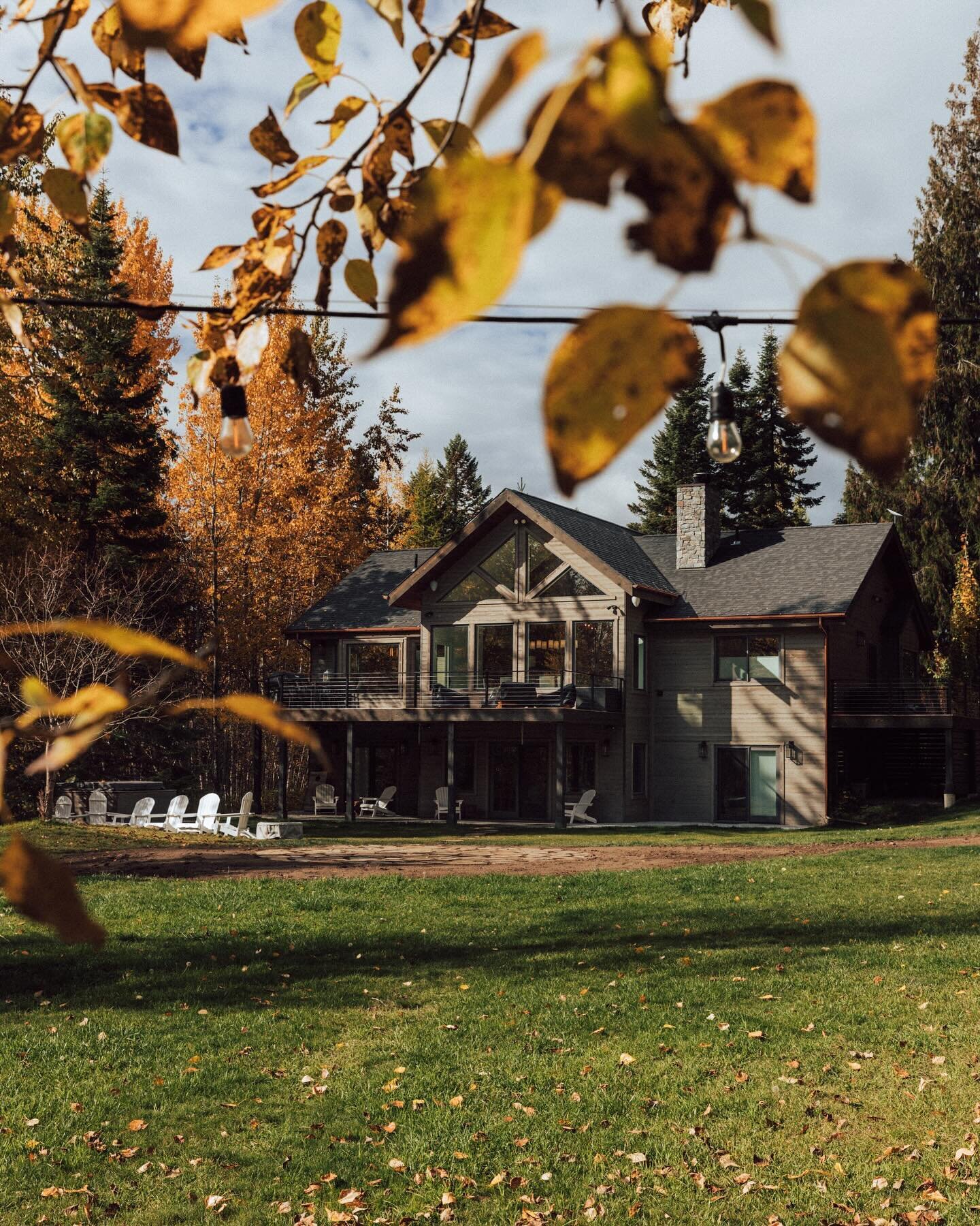 You gotta love fall and what a perfect month it&rsquo;s been.  While everyone loves a good powder day or a day on the lake, the shoulder seasons are something special! Come visit
#whitefishmontana #whitefish #vacation #vacationrental #foliage