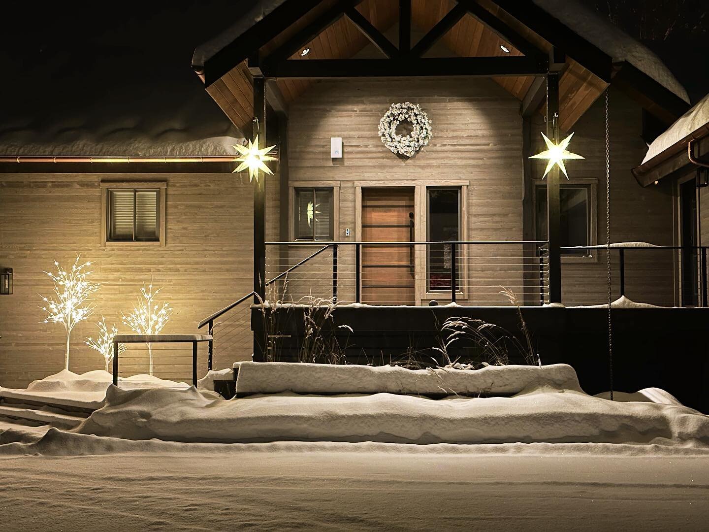 It&rsquo;s a winter wonderland! Come join us, the snow&rsquo;s fine!
Message for details on how to book an epic ski vacation. 
#whitefishmontana #skiwhitefish #vacation  #vacationrental