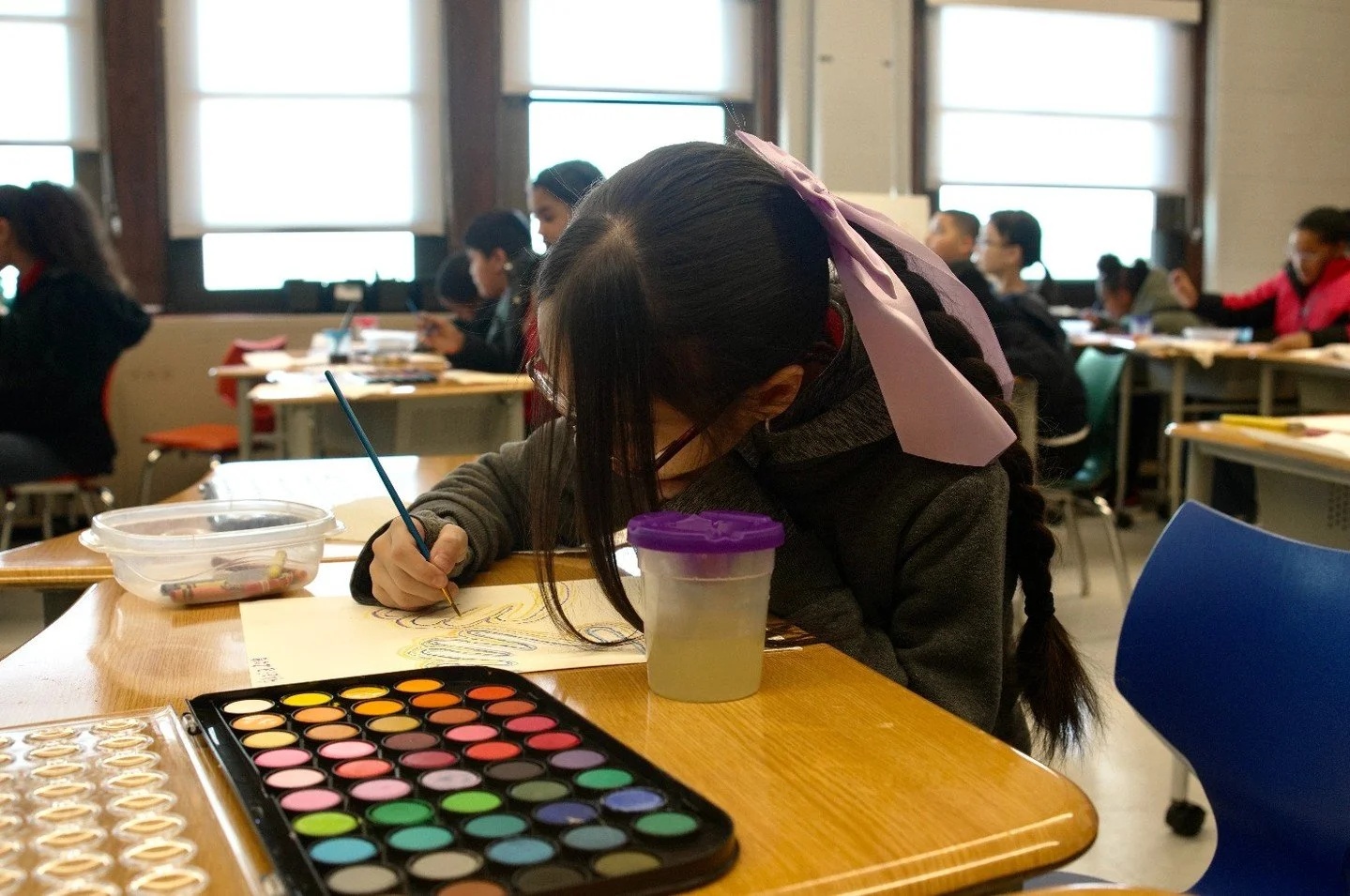 Check out some creativity in action. ArtWell Teaching Artist Uriah Bussey brought inspiration and imagination to Carnell Elementary as part of our Art of Growing Leaders program. Students explored their voices through vibrant, creative paintings.

Sw