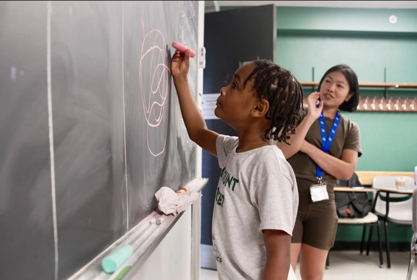 Summer may be winding down, but imagination has no end! This summer, ArtWell partnered with @PlayonPhilly to fill the days with exploration, connection, and plenty of room to create. On Temple University&rsquo;s campus, our Teaching Artists guided st