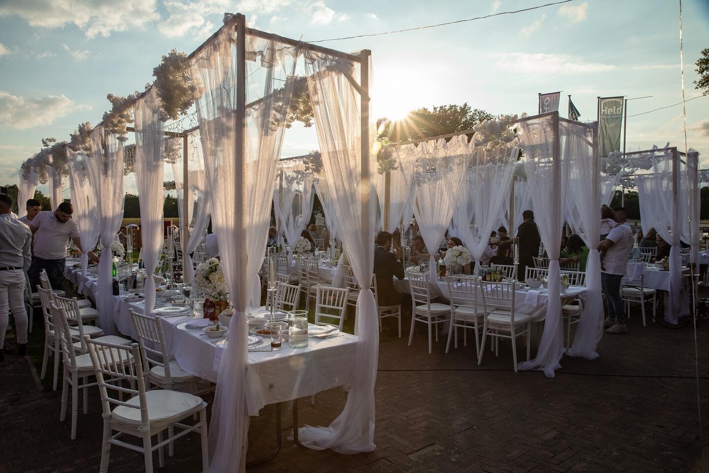 WHITE BELLA 🤍 
#mellietreats #wedding #weddingstyle #event #eventstyling #outdoorwedding #buitentrouwen #weddingplanner #summervibes #summerwedding #love #weddingday #weddinginspiration #weddingdecor #luxury #dreamwedding #beautiful #decoration  #ev