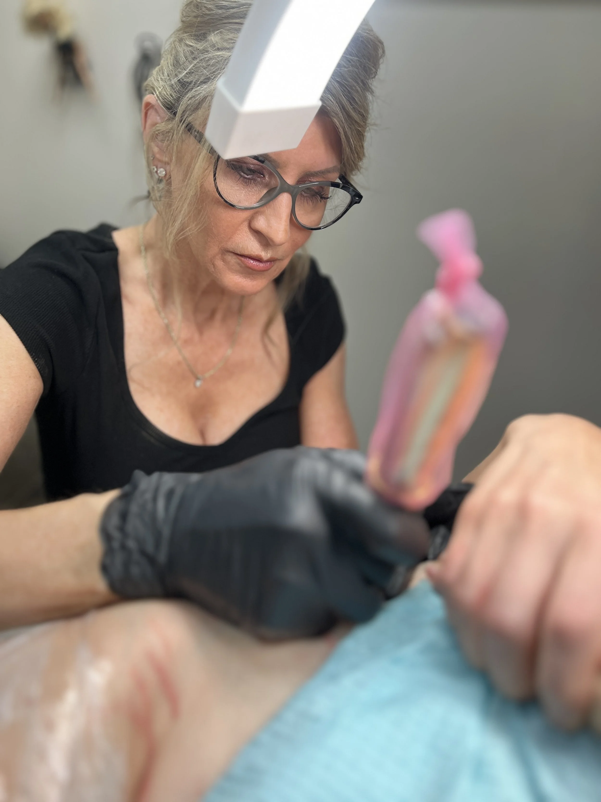 Student of paramedical tattoo class