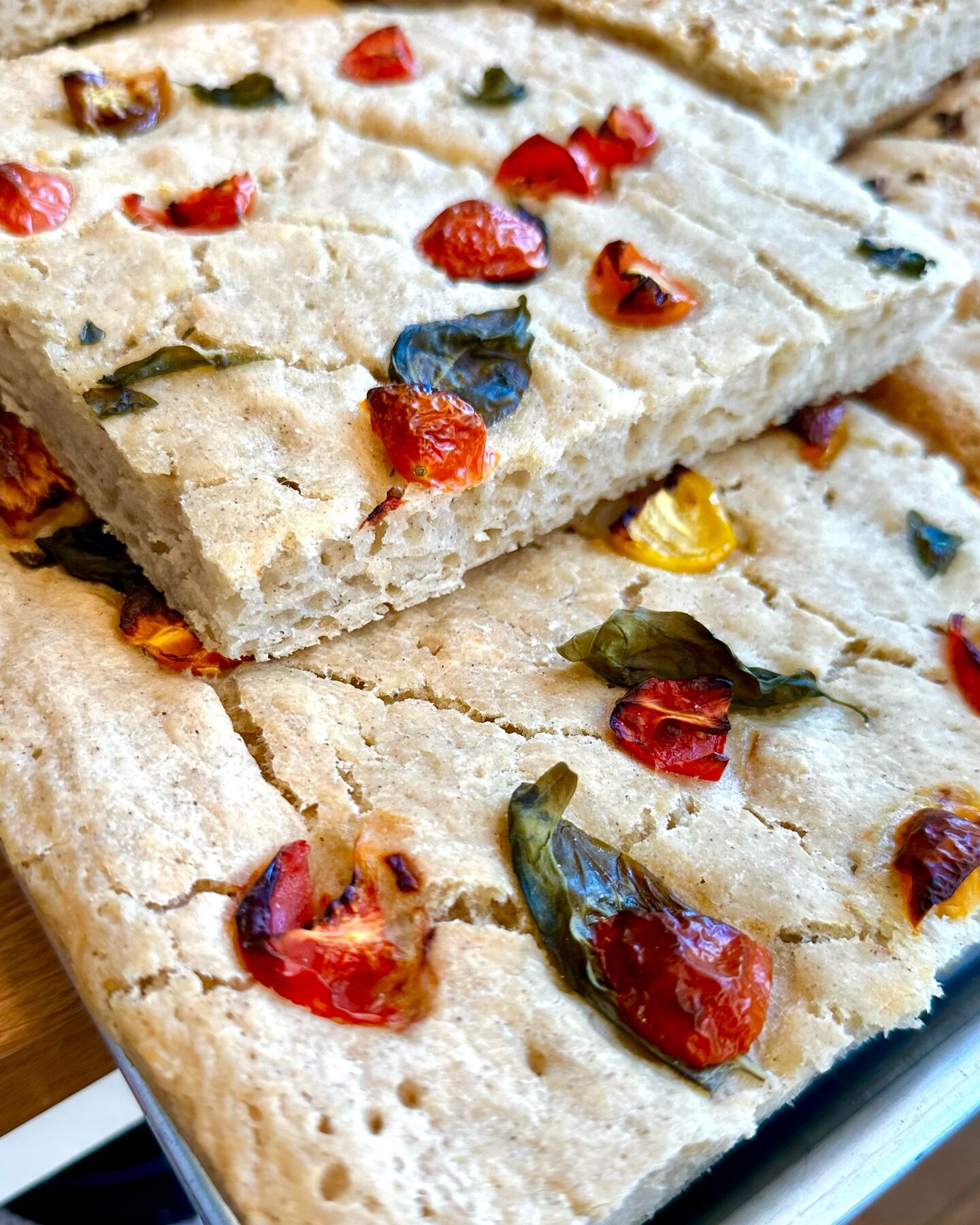 It&rsquo;s bread day! Come out to try our specials like tomato basil focaccia, or garlic parmesan dinner rolls! 
.
.
.
.
.
#glutenfree #glutenfreebread #glutenfreebakery #breadday #harrisonburgva