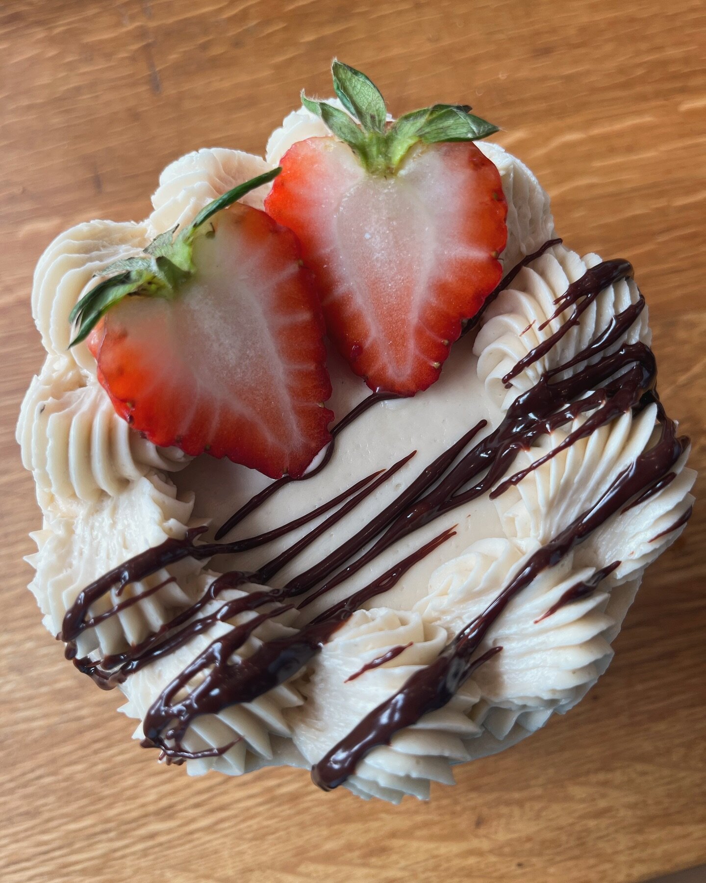 A baileys and cream cake with strawberry filling? Count us in! The chocolate ganache on top adds a perfect little detail too! 
.
.
.
.
.
#glutenfree #glutenfreebaking #glutenfreebakery #baileys #jmu