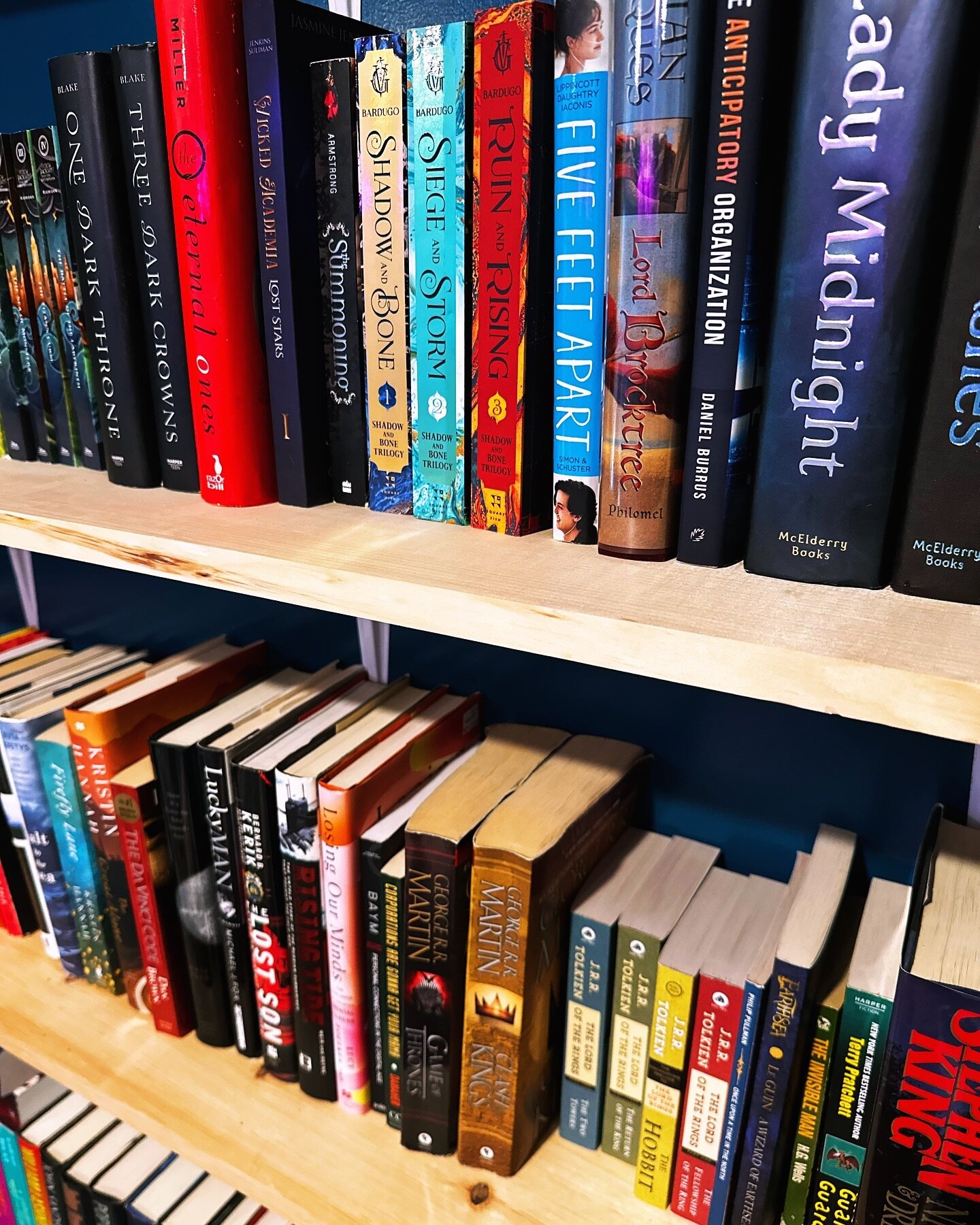 Have you checked out our book nook yet? Upstairs in our loft there are some cozy chairs and so many wonderful donated books to choose from! You can even find full versions of your favorite series!
.
.
.
.
.
#bakery #glutenfreebakery #glutenfree #cafe