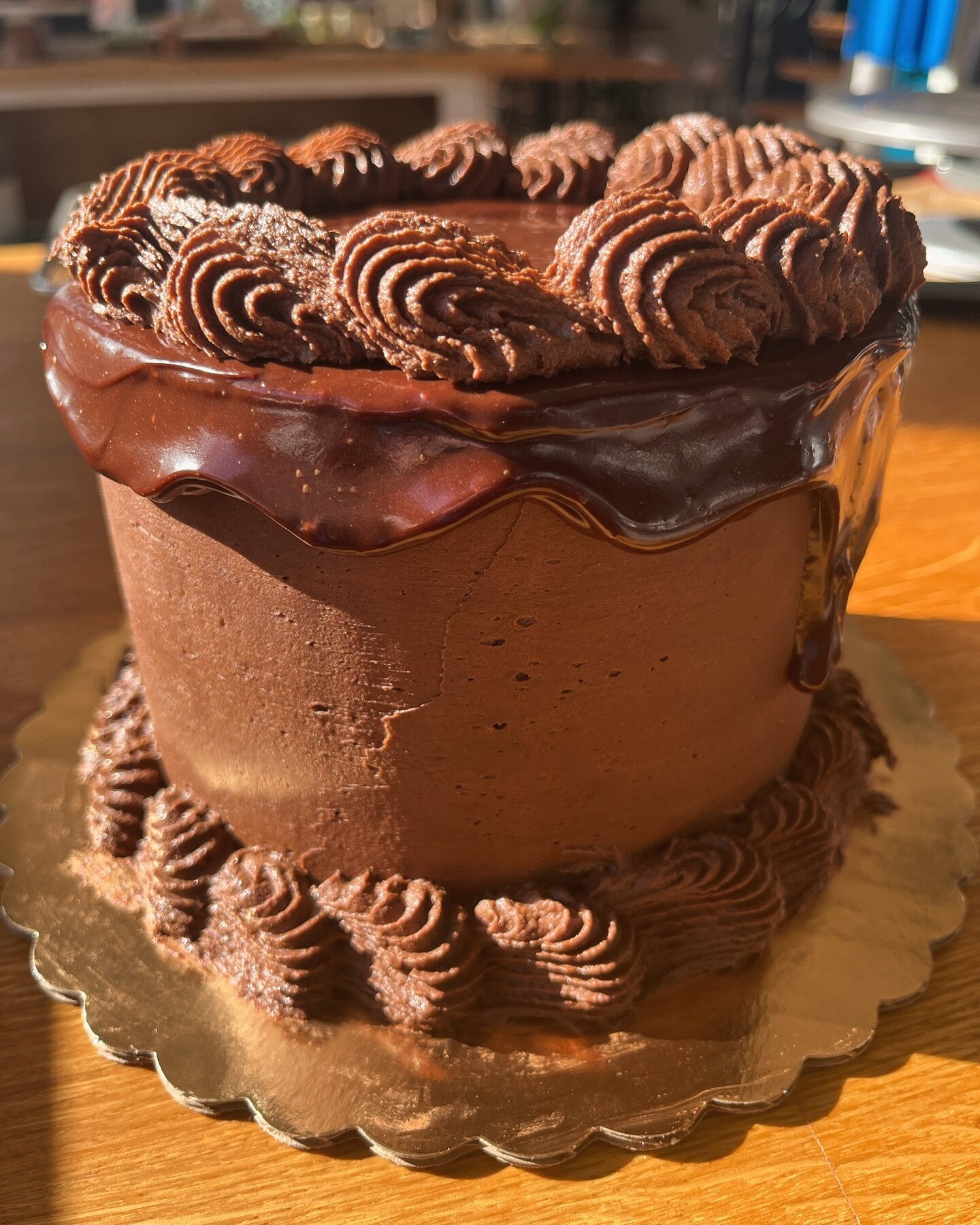 Have you tried our triple chocolate cake? This little guy has chocolate cake, with chocolate icing and a chocolate ganache center and is quickly becoming our most popular flavor! 
.
.
.
.
.
#glutenfree #chocolatecake #chocokateganache #glutenfreebake