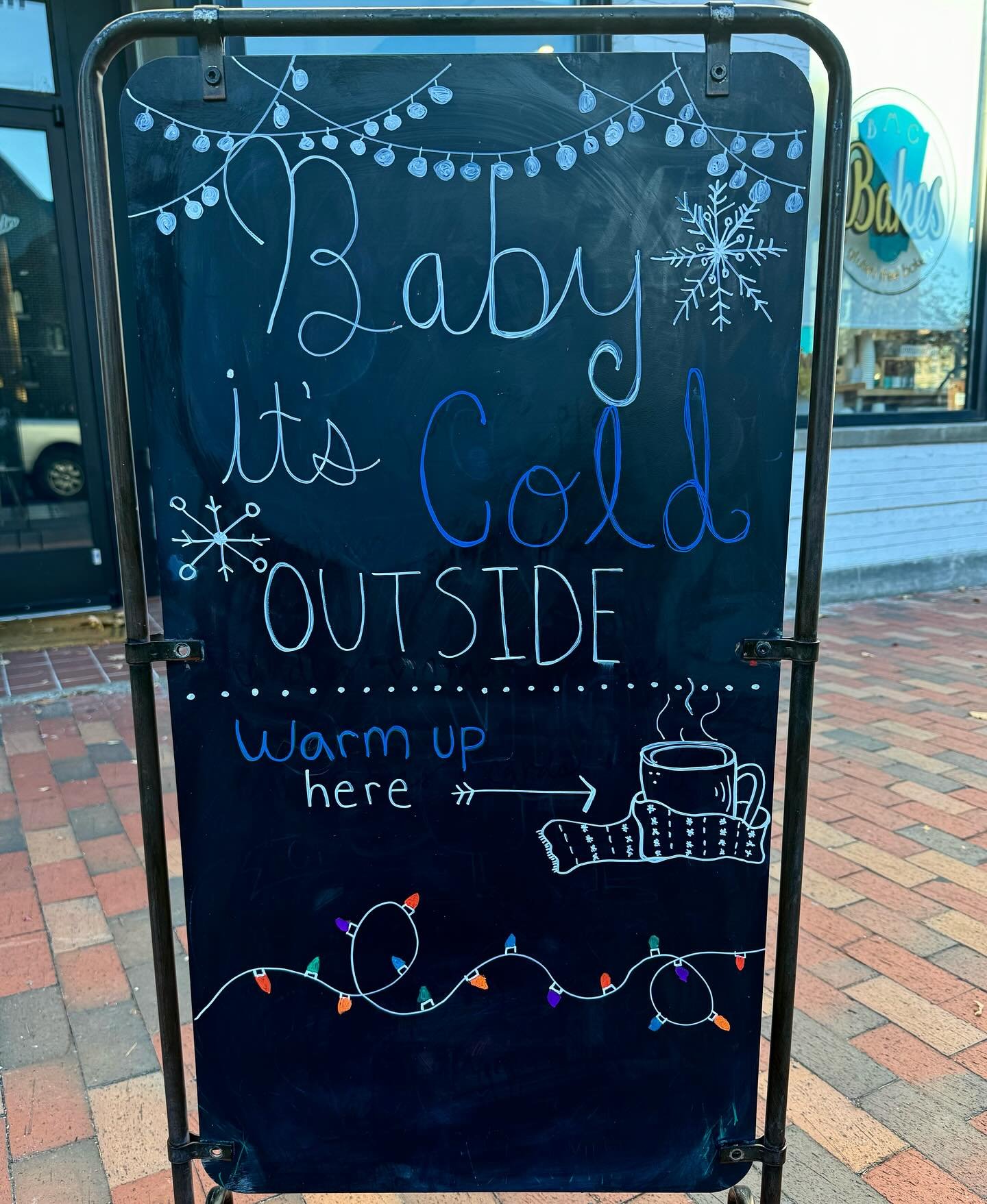 We are open❄️

Come warm up with a hot beverage or warm pastry☕️