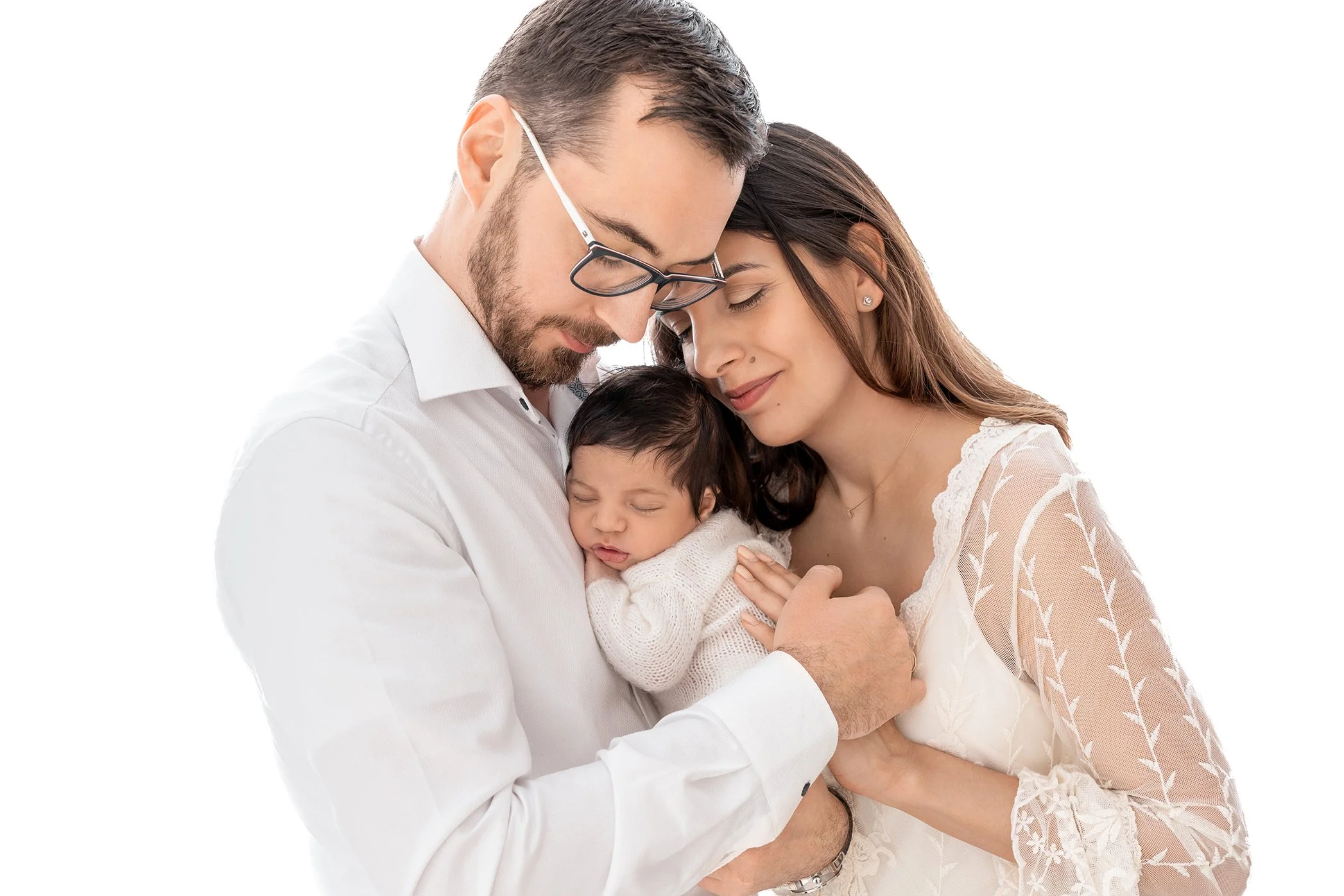 Newbornshooting Saarland, Babyfotos Saarbrücken, Familienfotos Saarland, Newborn Shooting Saarland Ein glückliches, neugeborenes Baby wird von einer Familie gehalten, bestehend aus Vater, Mutter und Baby, auf weißem Hintergrund.