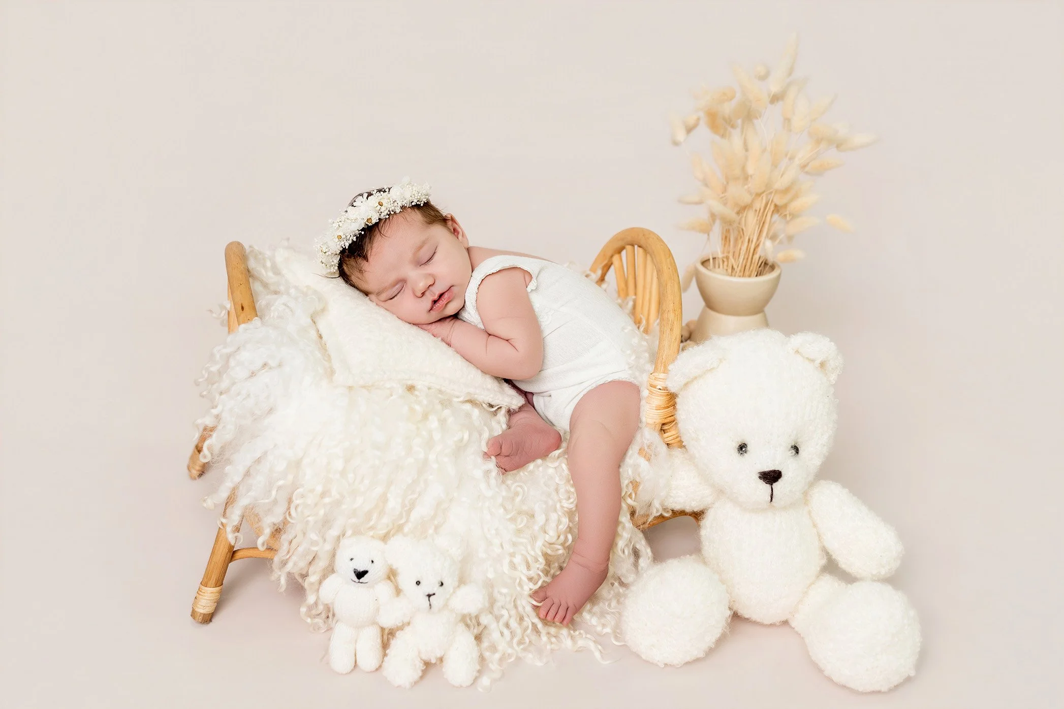 Newbornshooting Saarland, Saarbrücken, Saarlouis - Babyfoto in Bett Fotografin Juli Susann Saarland