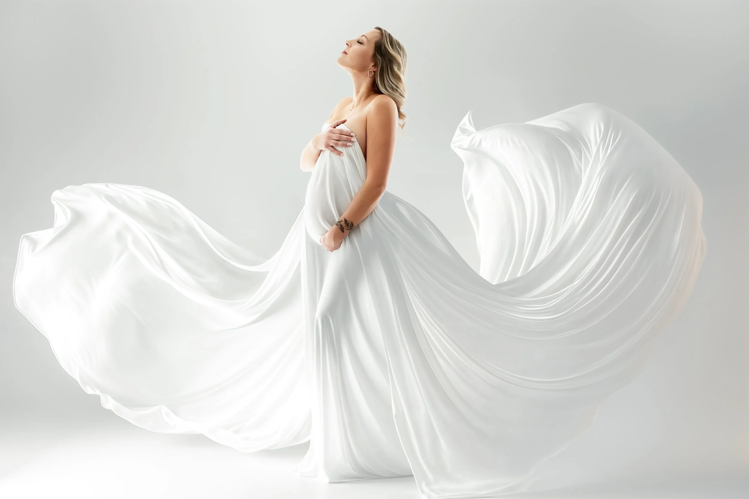 Babybauch Shooting Saarland, Saarlouis, Saarbrücken. Schwangerschaftsbilder besonders elegant und feminin