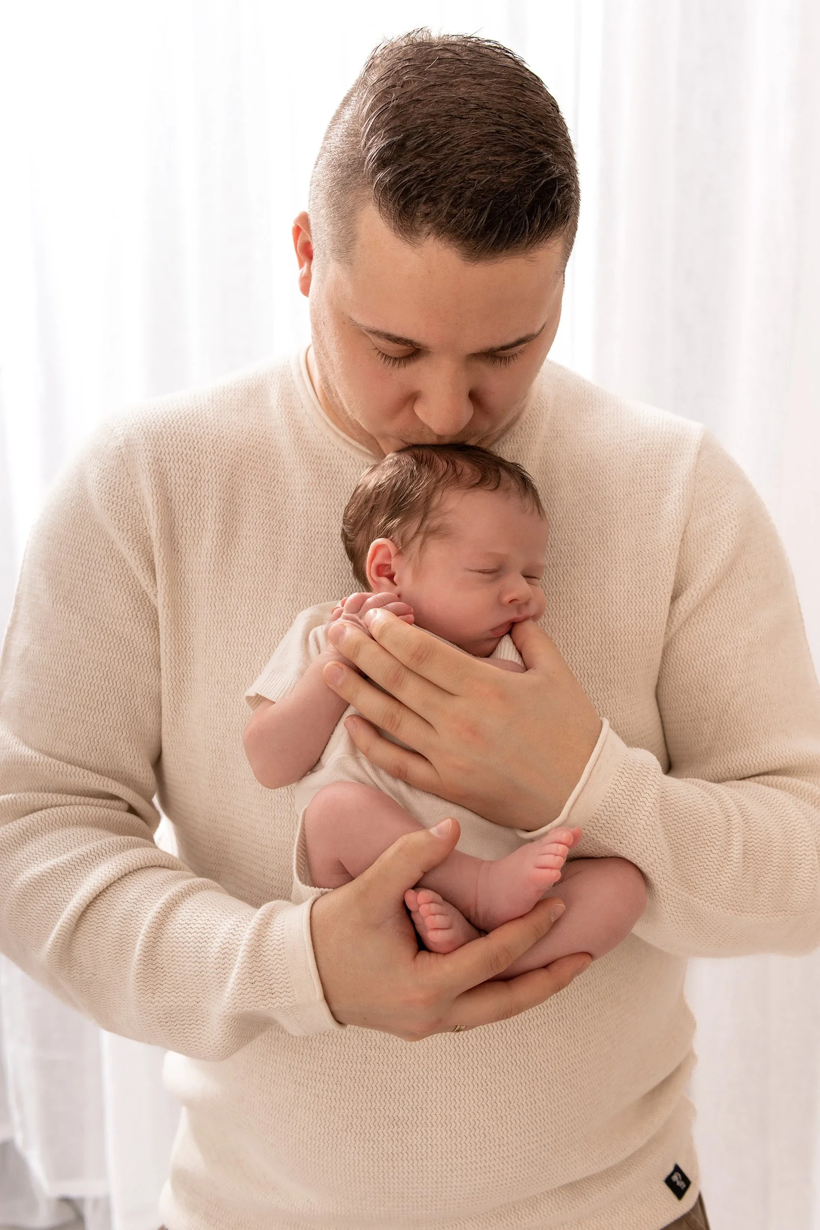 emotionale Neugeborenfotos Babybilder Papa mit Baby Newborn Saarland Saarlouis Saarbrücken Umgebung In der Nähe Merzig Neunkirchen