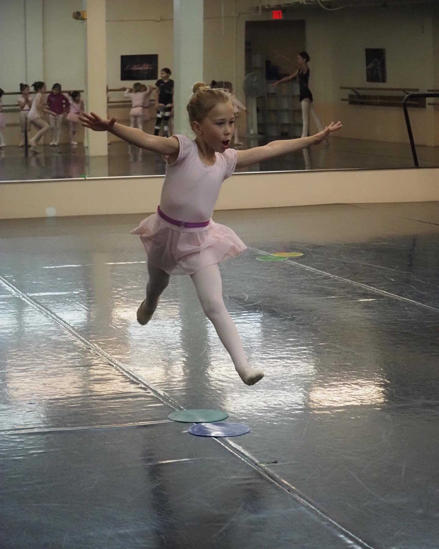 We love to fly and we teach them young! We have classes starting at 3 yo! Check out more info on our website or DM! 

#ballet #ballerinas #bunheads #balletgram #balletpost #balletlove #loveofballet #instaballet #instagramballerinas #beautifulballerin