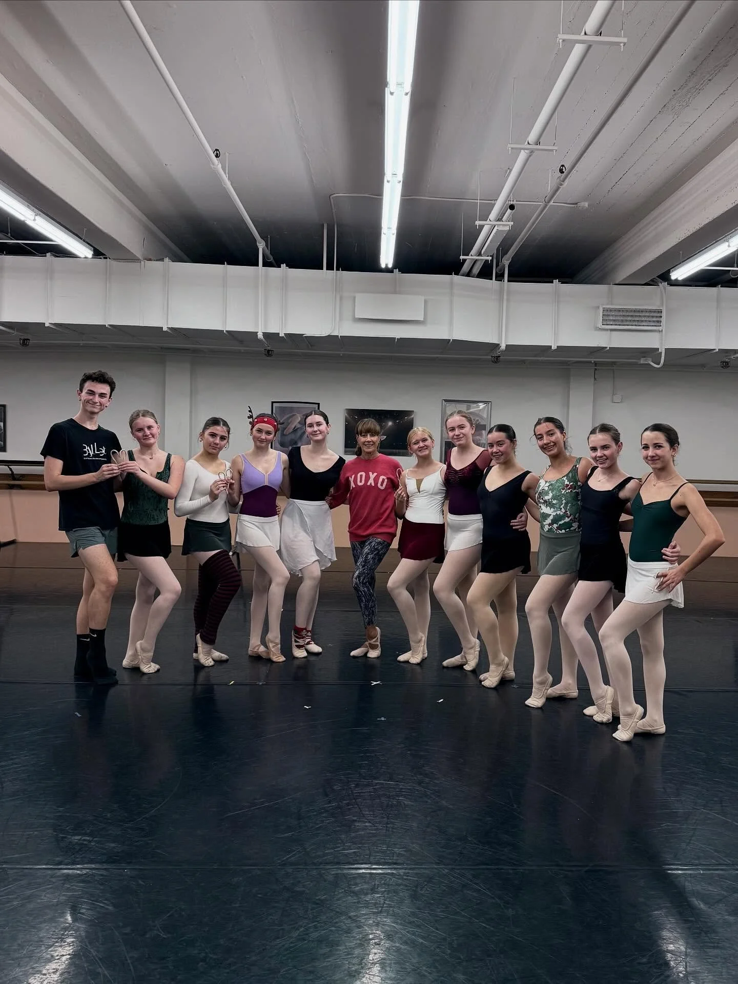 Merry Christmas from our BAV fam to yours! Happy holidays everyone! 

#merrychristmas #happyholidays #ballet #ballerinas #bunheads #balletgram #balletpost #balletlove #loveofballet #instaballet #instagramballerinas #beautifulballerinas #dance #dancer