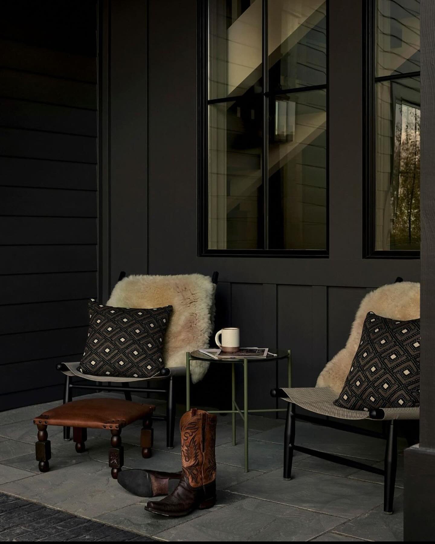 Our kind of porch sitting.👌🏽
.
.
.
.
Design: @susannahholmbergstudios