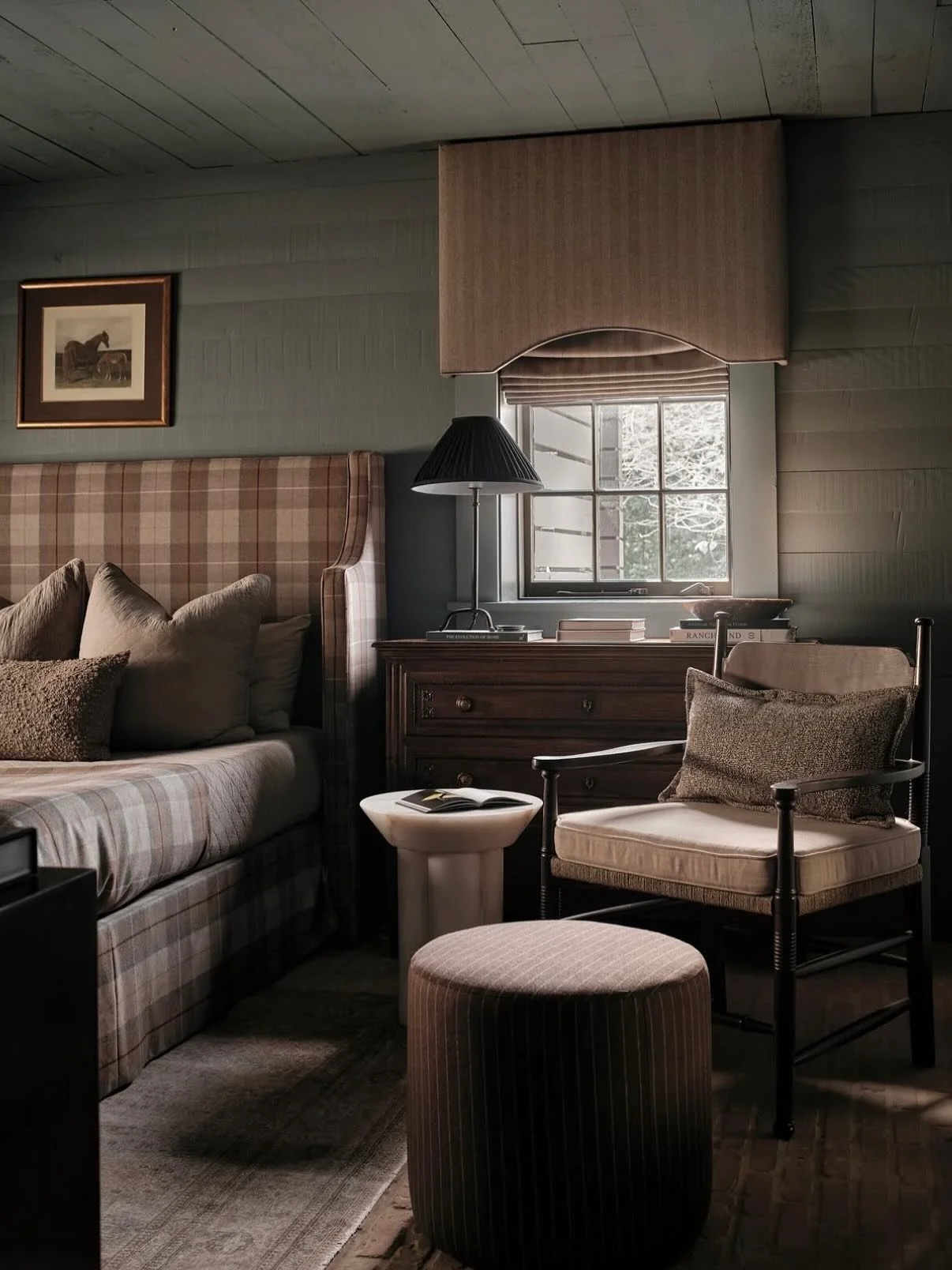 Design that feels like fall&mdash;warm, grounded, inviting. We&rsquo;re living for these midweek musings.🍂 #designinspiration #inspo 

Designs: @apriltomlininteriors @blancmarineliving @killowenconstruction @jennabartoninteriors @wdesigncollective