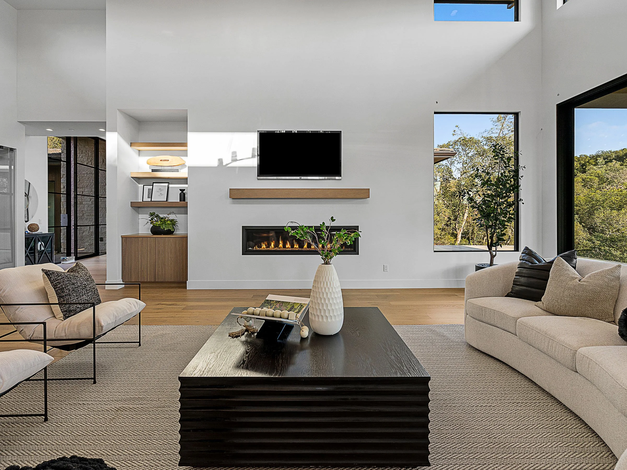 890_LasBrisasCourt_Int_FamilyRoom_5_02.jpg