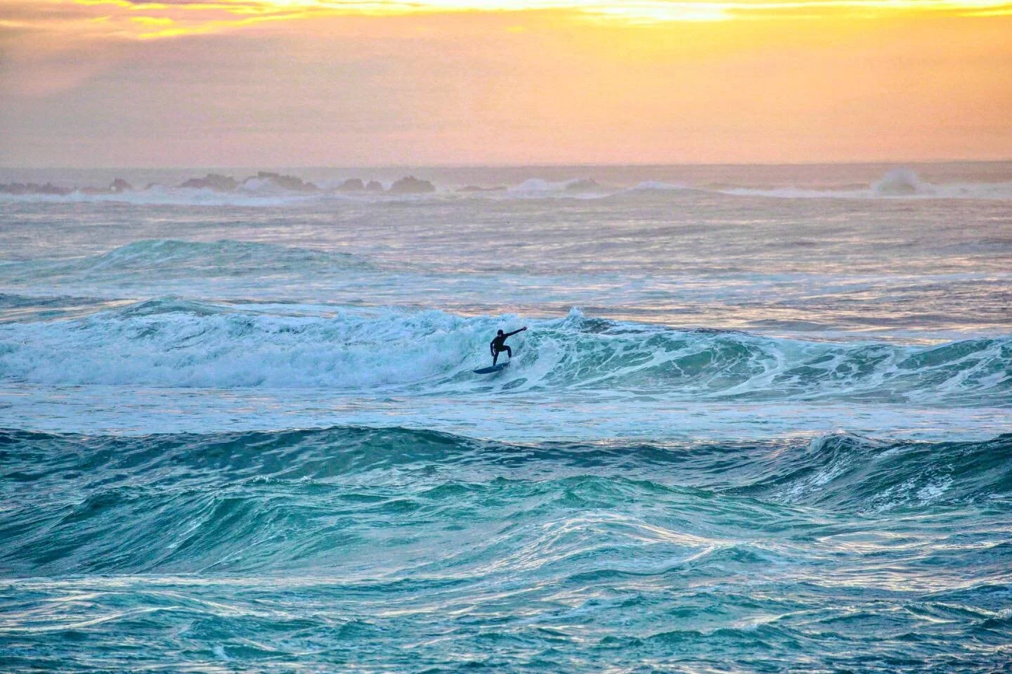 Golden hour on the golden shore #California 
🌅🏄🏻&zwj;♀️🌊 

#oceanphotography #surfphotography #californiasurf #surfcalifornia #sunsetphotography #surf #ocean #oceanlove #wildcalifornia #asilomarstatebeach