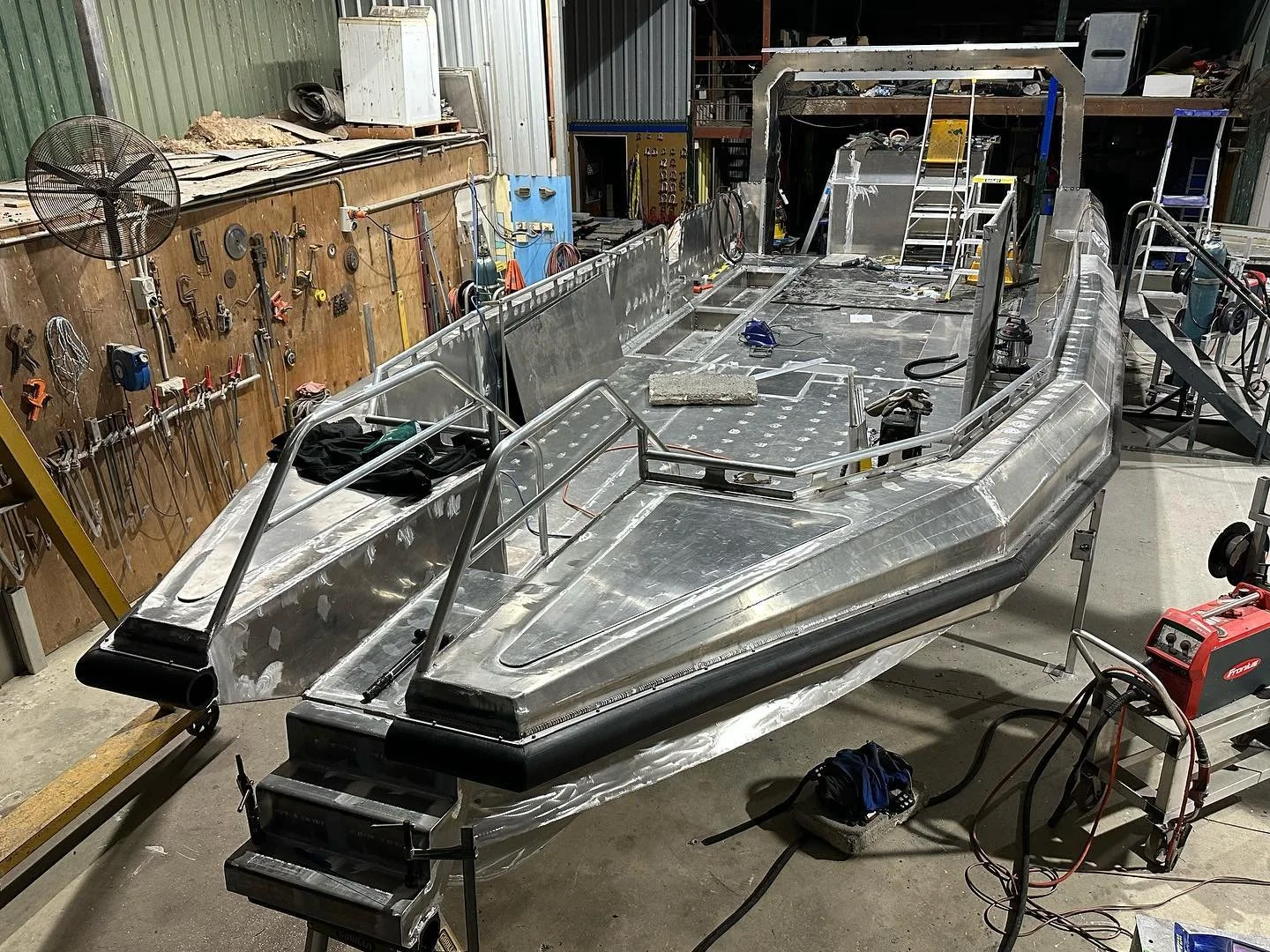 Time for an update on the 12m 1C Ali Z-bow at @alumarine.net.au .  The team have finished the basic fab and moving into fitout and detailing.  HDPE version is due to be moved to the main factory this week for final fitout and then sea trials.
#austra
