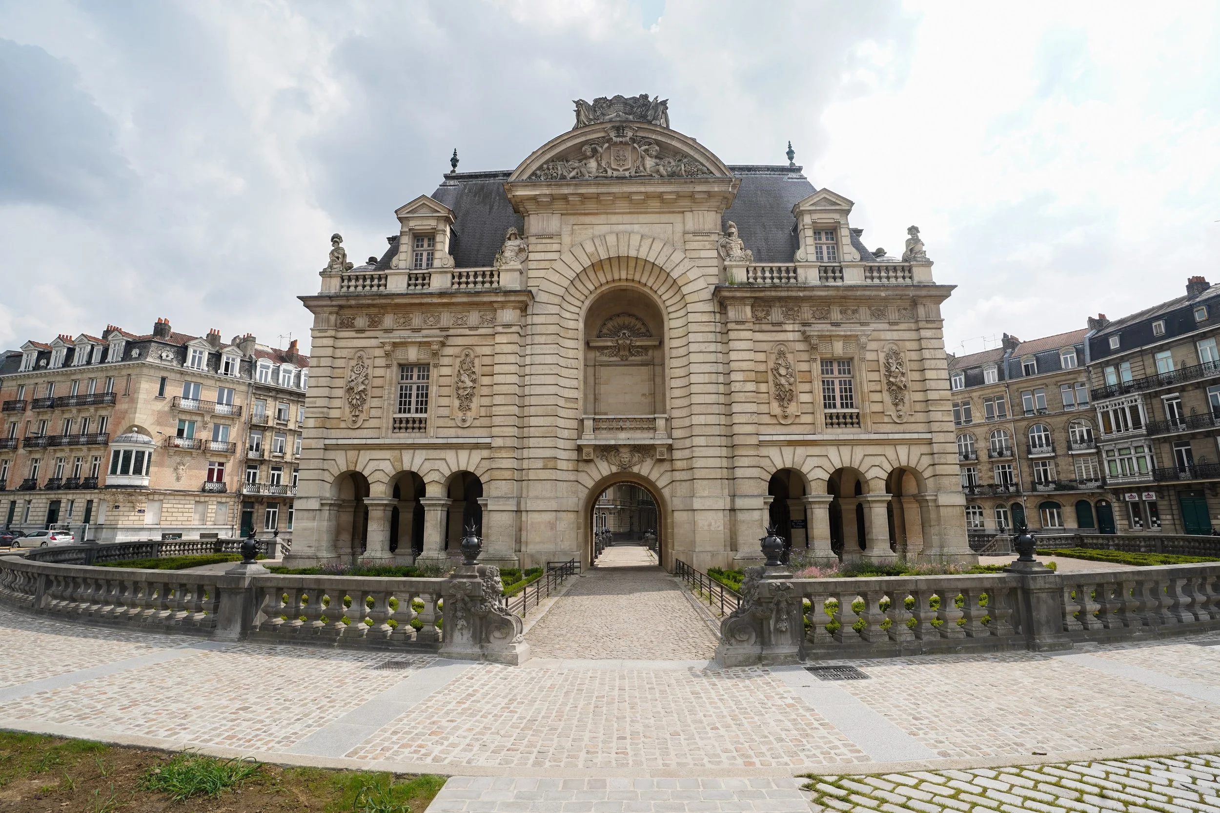 Porte de Paris in Lille was constructed to in the late 17th century to celebrate King Louis XIV&rsquo;s capture of the city and integration into Kingdom of France. One thing I always love about modern European cities is that historical architecture l