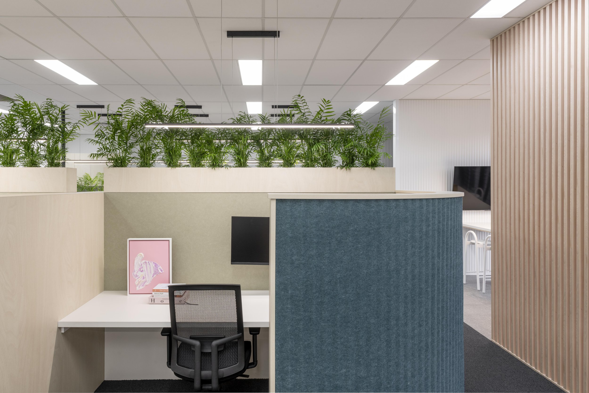 polina-radchenko-verde-workstation-desk.jpg