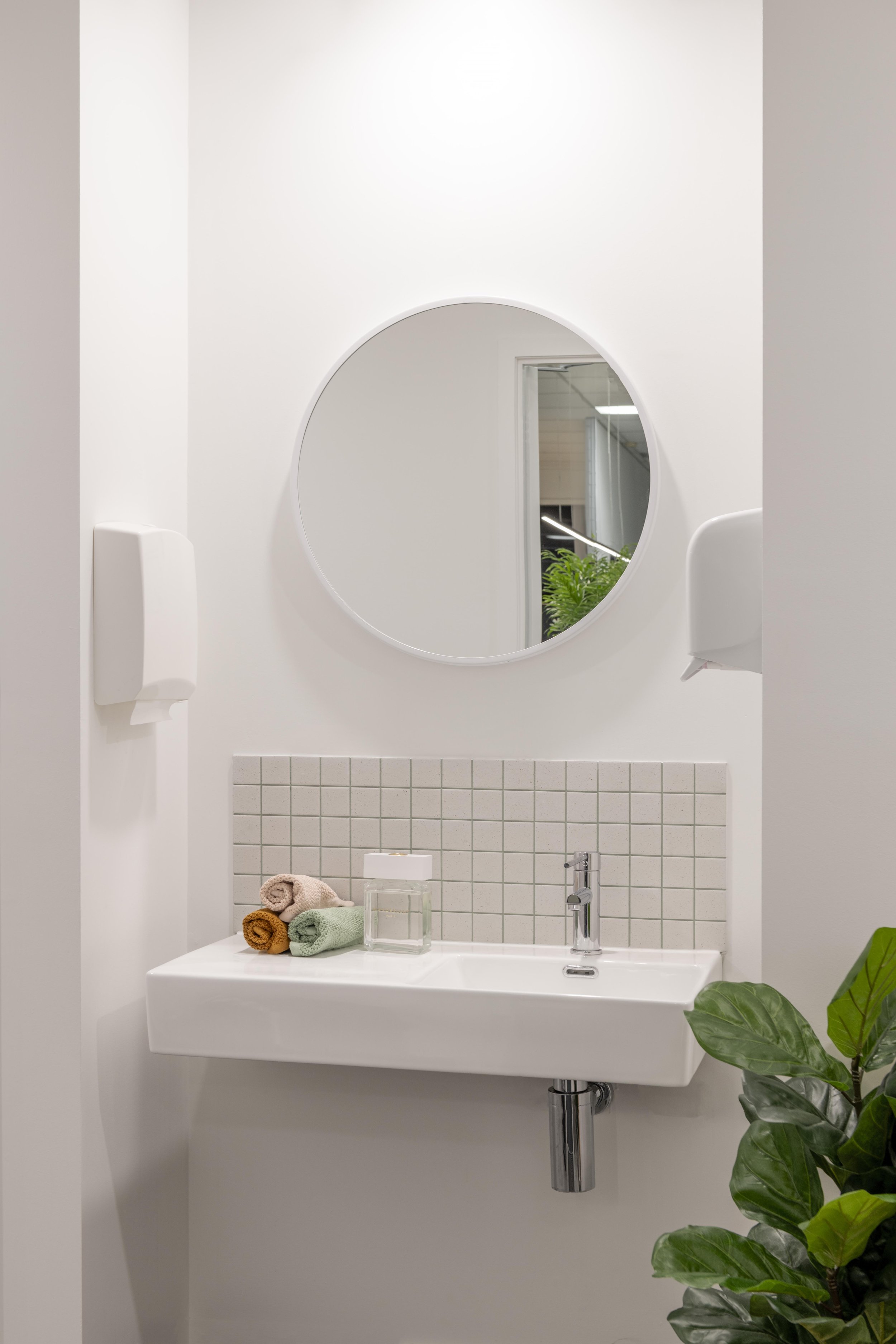 polina-radchenko-verde-bathroom.jpg