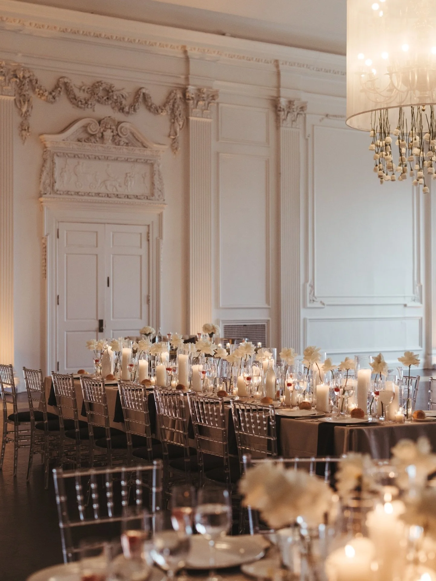 Some rooms don&rsquo;t need an introduction 🕯️

.
.
.
.
#weddingdetails
#weddingreception
#weddingdesign
#luxurywedding
#weddinginspiration
tablescape
weddingdecor
weddingstyle
weddingphotographer
weddingphotography
editorialwedding
fineartwedding
r