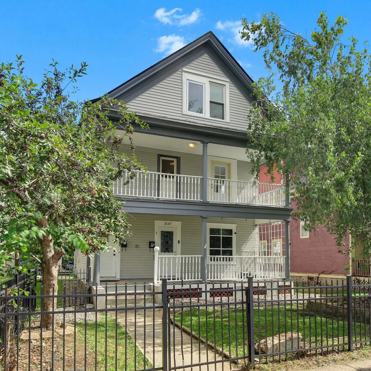 Duplex buyers, where ya at?! 

This up/down duplex in uptown is available for showings! Upper unit 4 bed / 1 bath. (Currently vacant and fully renovated). Lower unit 2 bed / 1 bath (Occupied at $1,350/mo). 

Turn-key, fantastic layout, all the Minnea