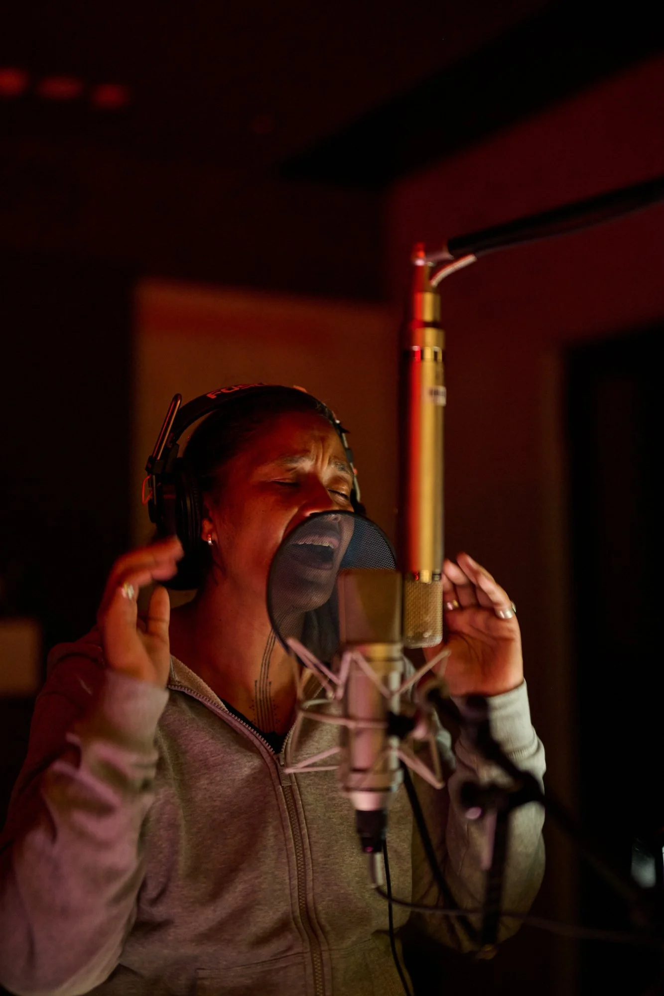 Teremoana Rapley in recording session at Massey University