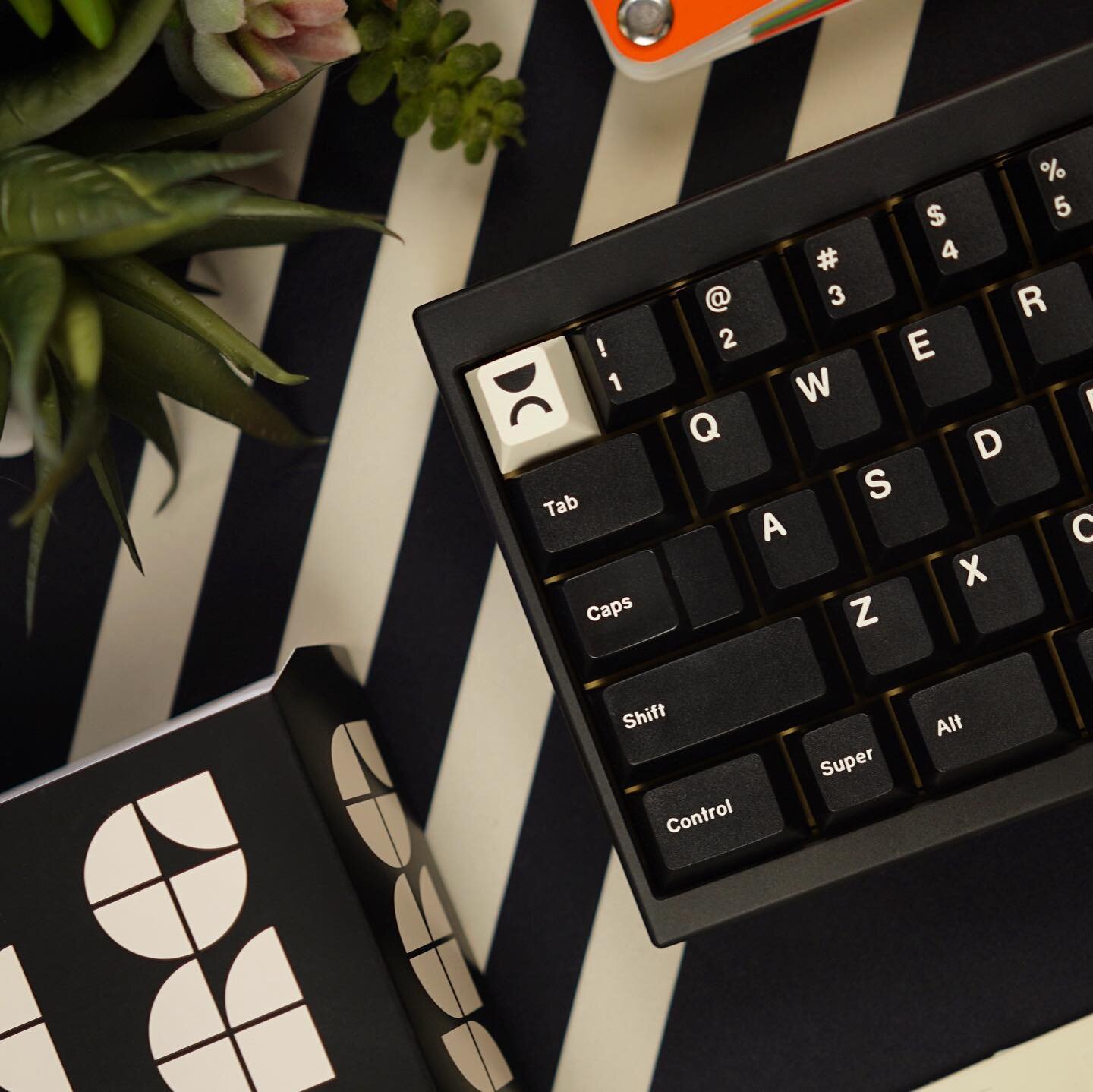 Never gonna stop being proud of this set 💛

#customkeyboard #customkeycaps #keycaps #artisankeycaps #gmk #desksetup #deskdecor #design