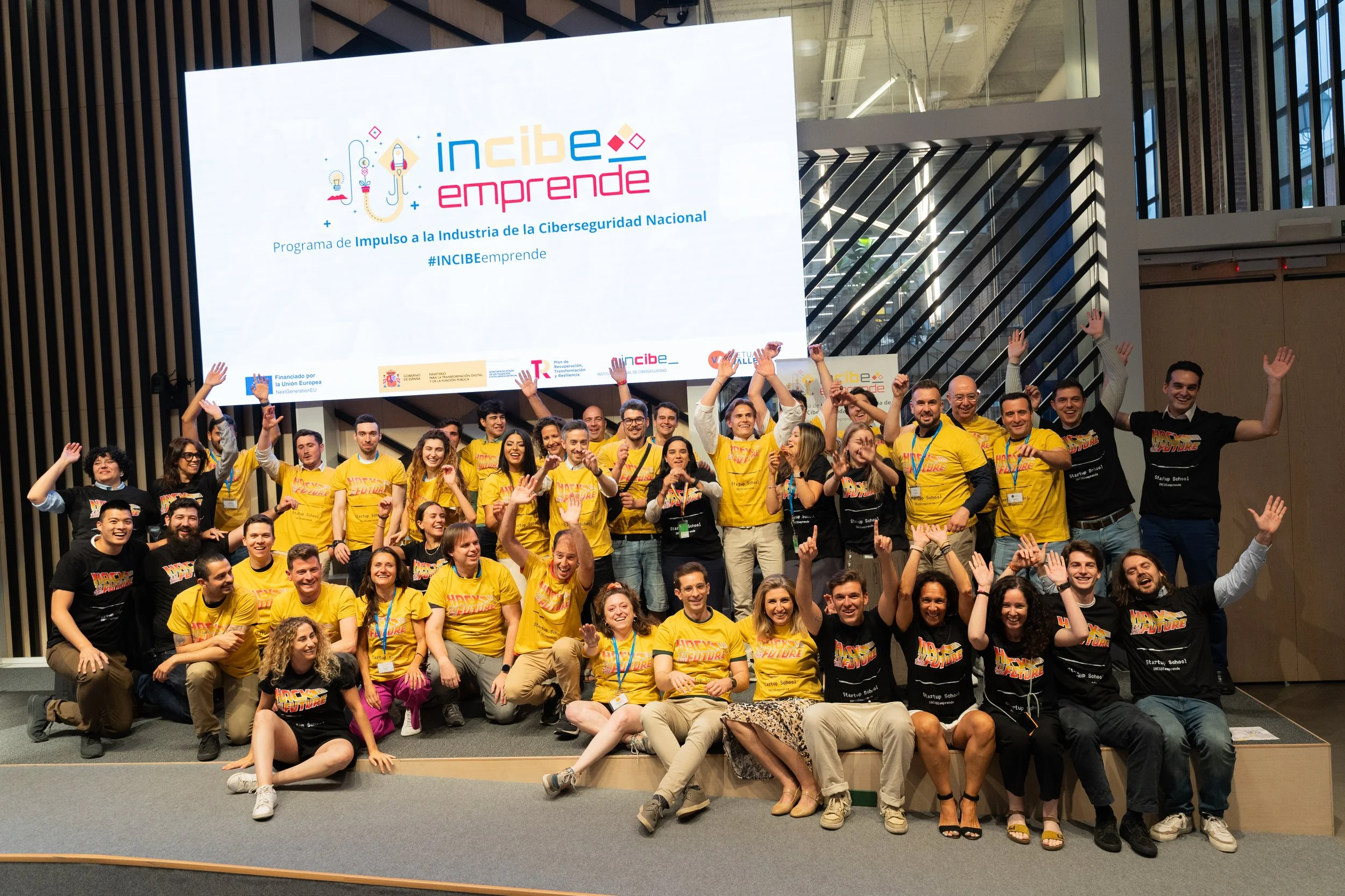   Foto de todos los participantes y los mentores de la Edición I del Programa de Incubación: INCIBEemprende  