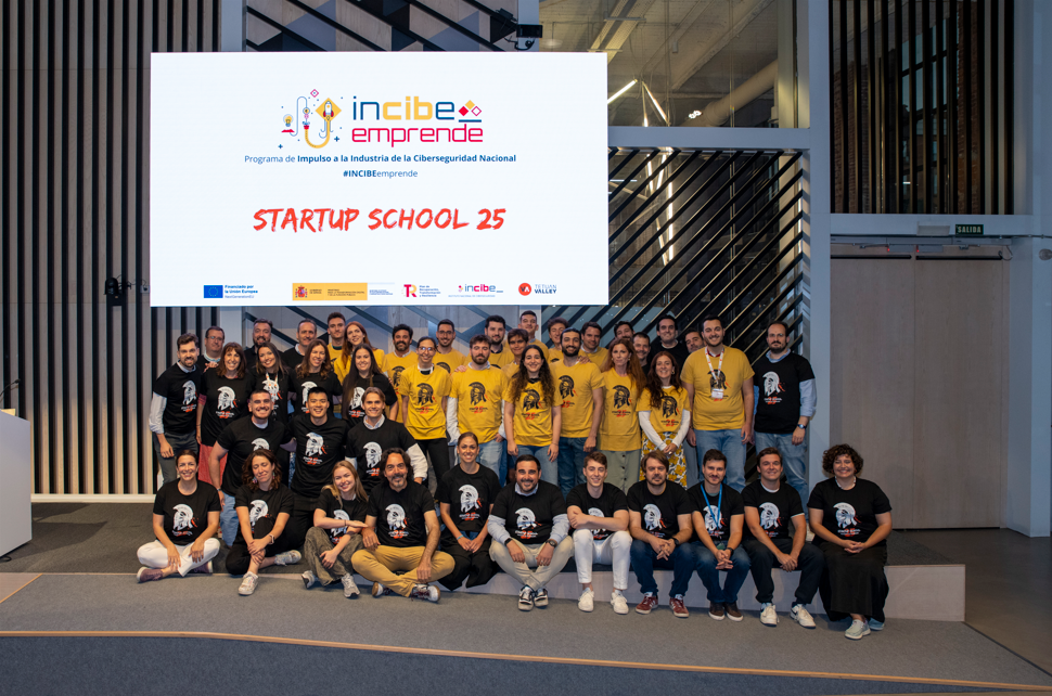   Emprendedores graduados y los mentores de Startup School 25  