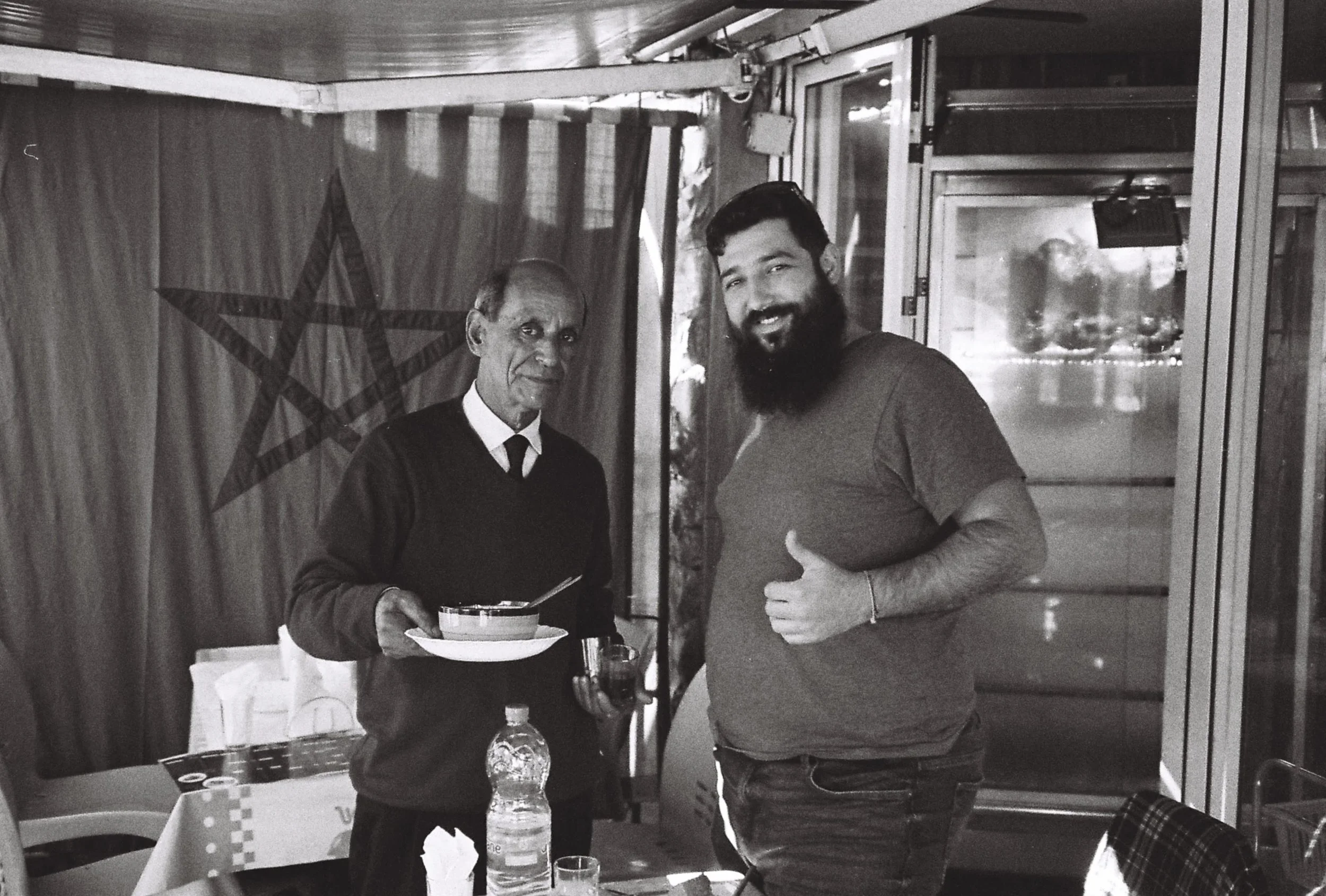   Carlos Hernández Martín con uno de los emprendedores que conoció durante su estancia en Marruecos  