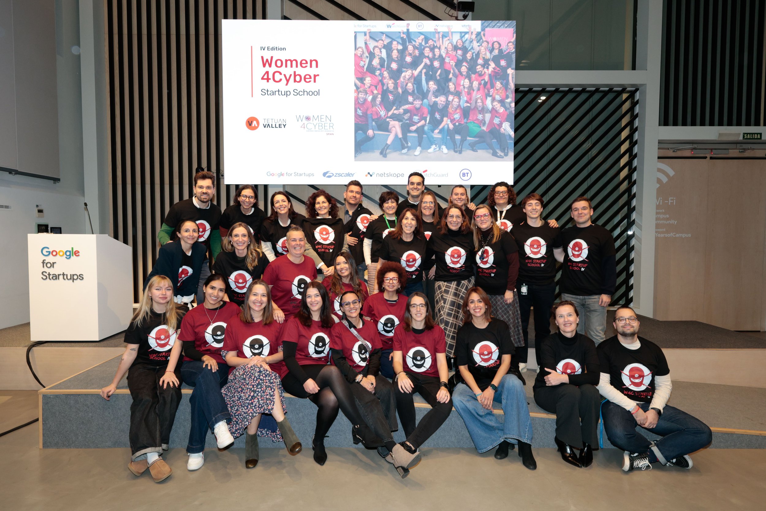   Alumni, formadoras y mentor@s en la foto grupal de W4C Startup School IV  