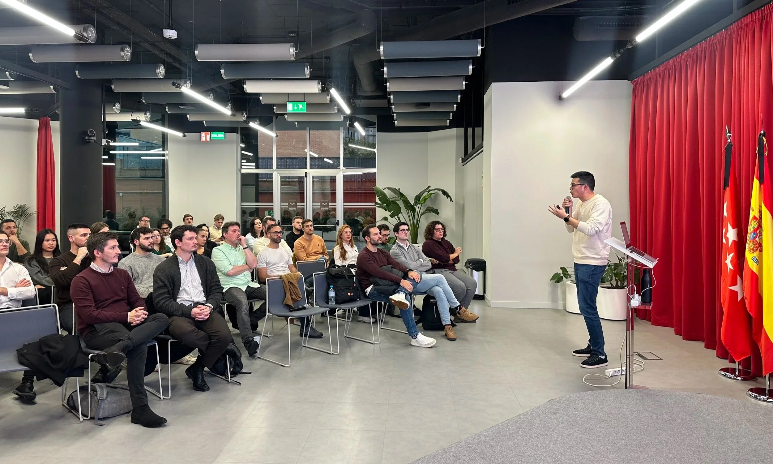 Joaquin Wu Lin presenting the basics of the Startup School 26 program