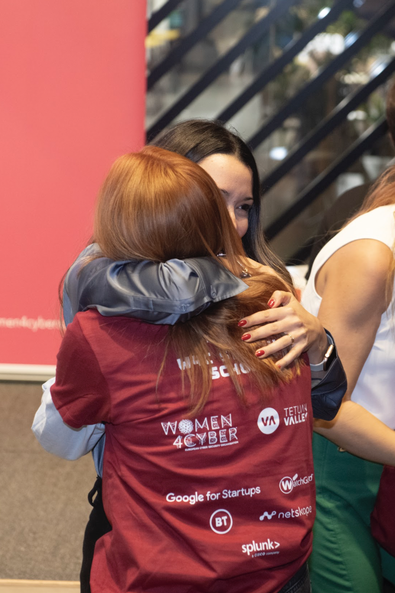   Abrazo del equipo de Albasafe con su camiseta de graduación&nbsp;puesta.  