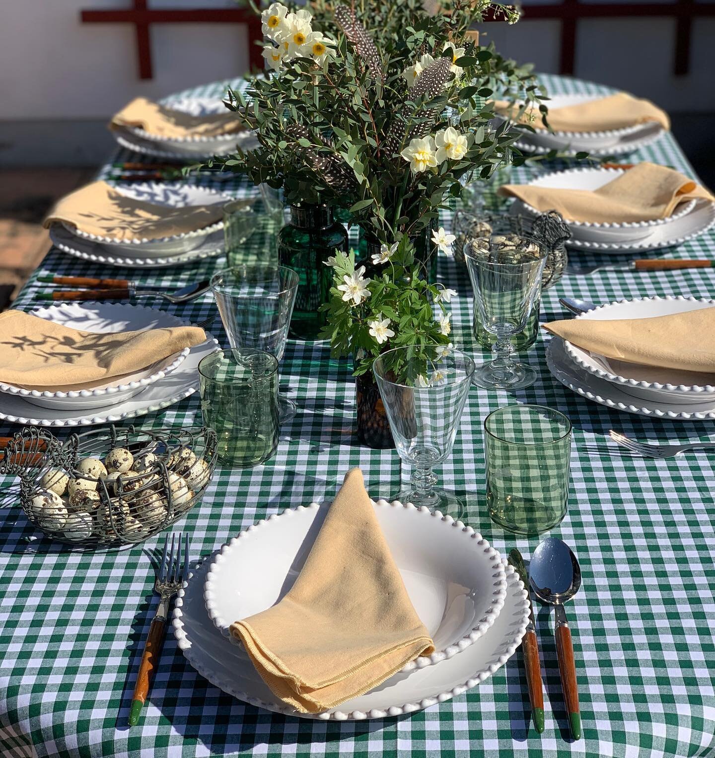 Gr&uuml;n Donnerstag  Heute gibt es alles in gr&uuml;n, Erbsensuppe und Spinat mit Wachteleiern  auf unserem Pearl Geschirr