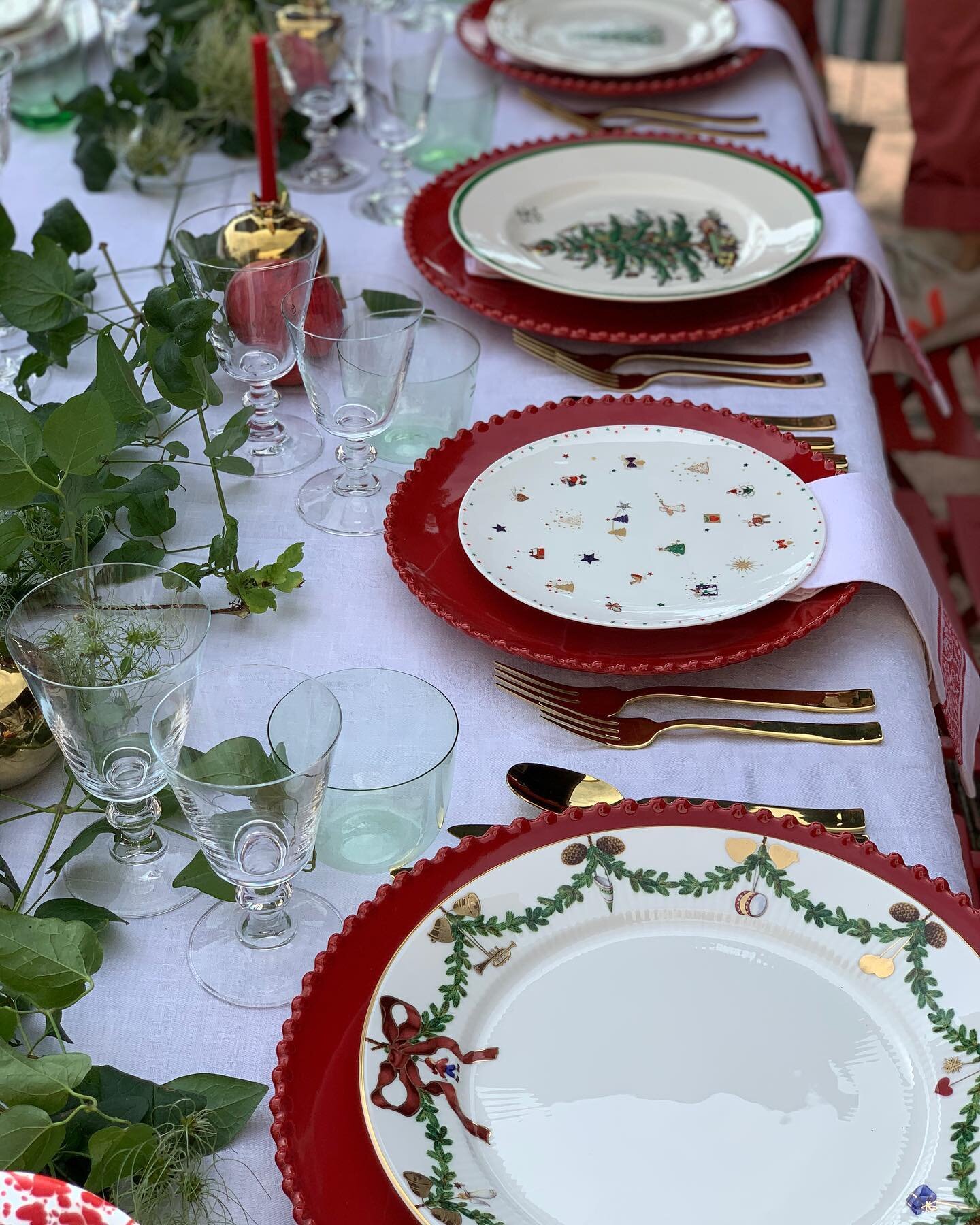 Noch nicht das richtige Weihnachtsgeschirr gefunden?
Bei tablestories kann man 4 verschiedene Service mieten und sich einmal einen sch&ouml;nen mix and match Tisch decken lassen #weihnachtenstehtvordert&uuml;r #advent