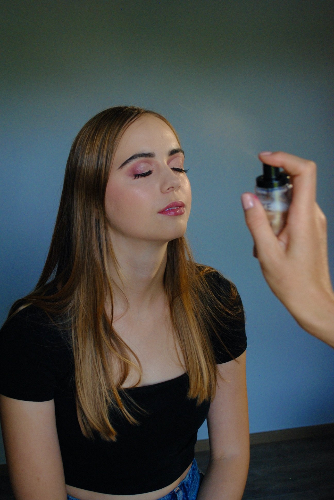 Finishing spray application make-up artist