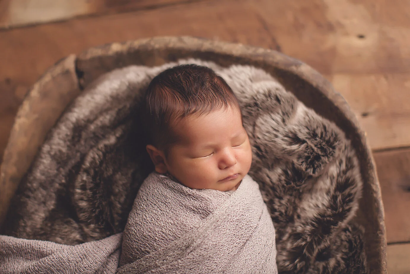 NEUTRAL BROWN NEWBORN PHOTOGRAPHY SESSION