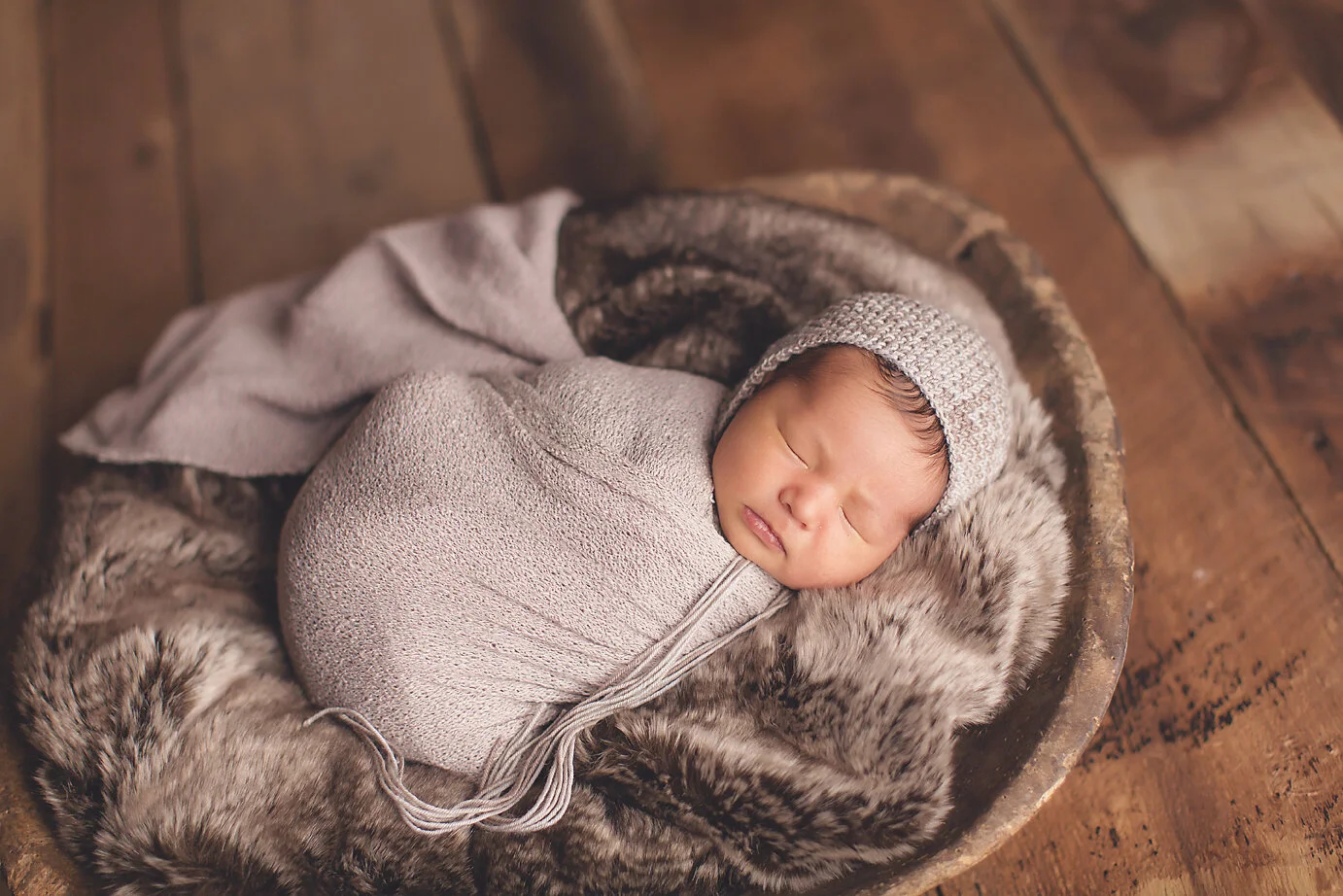 NEUTRAL BROWN AND GRAY NEWBORN PHOTOGRAPHY SESSION