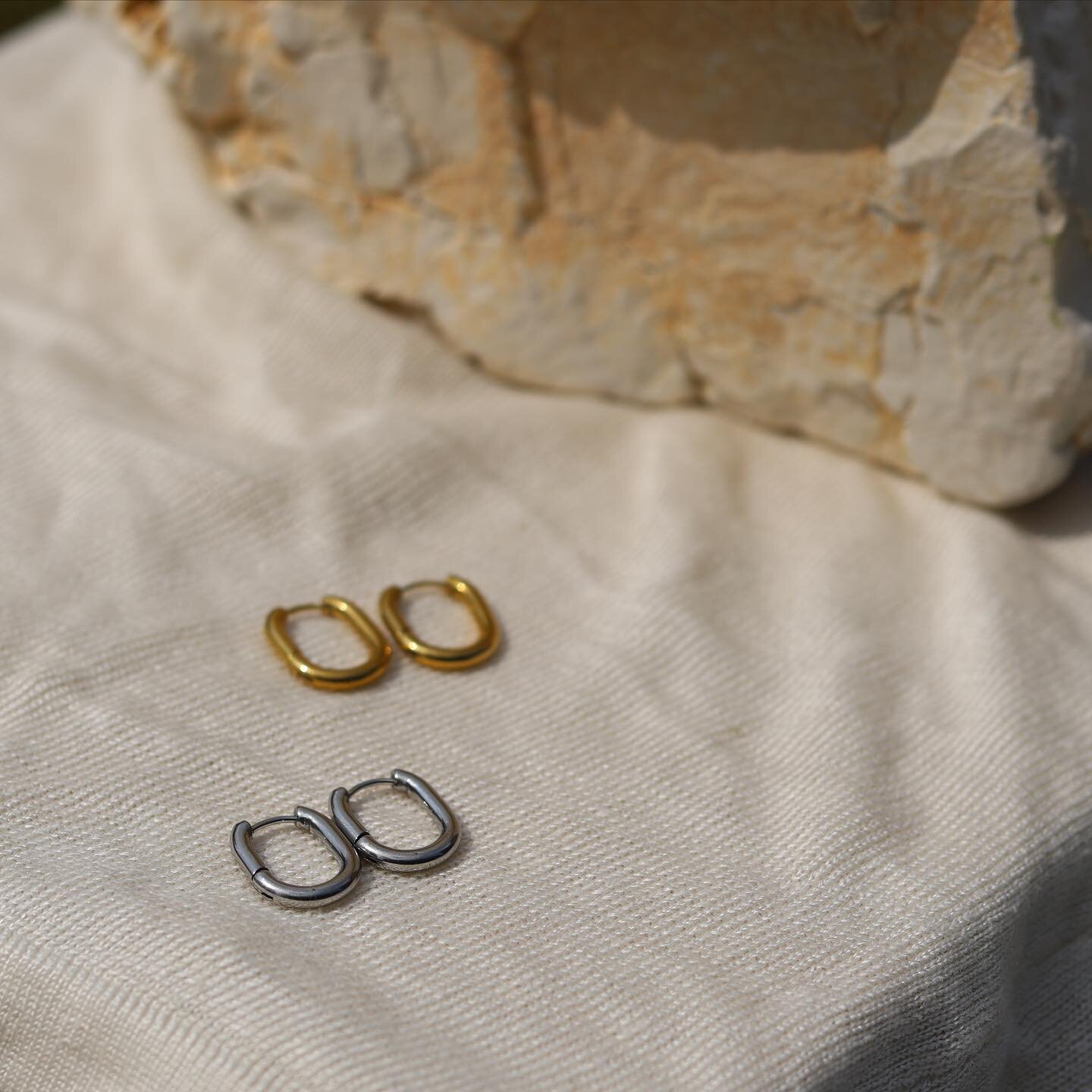 we are obsessed! 
simple elegance, everyday wear with our lola hoops in silver or gold 🤍

#jewellery #goldjewellery #silverjewellery #waterproofjewelry #ukjewellery