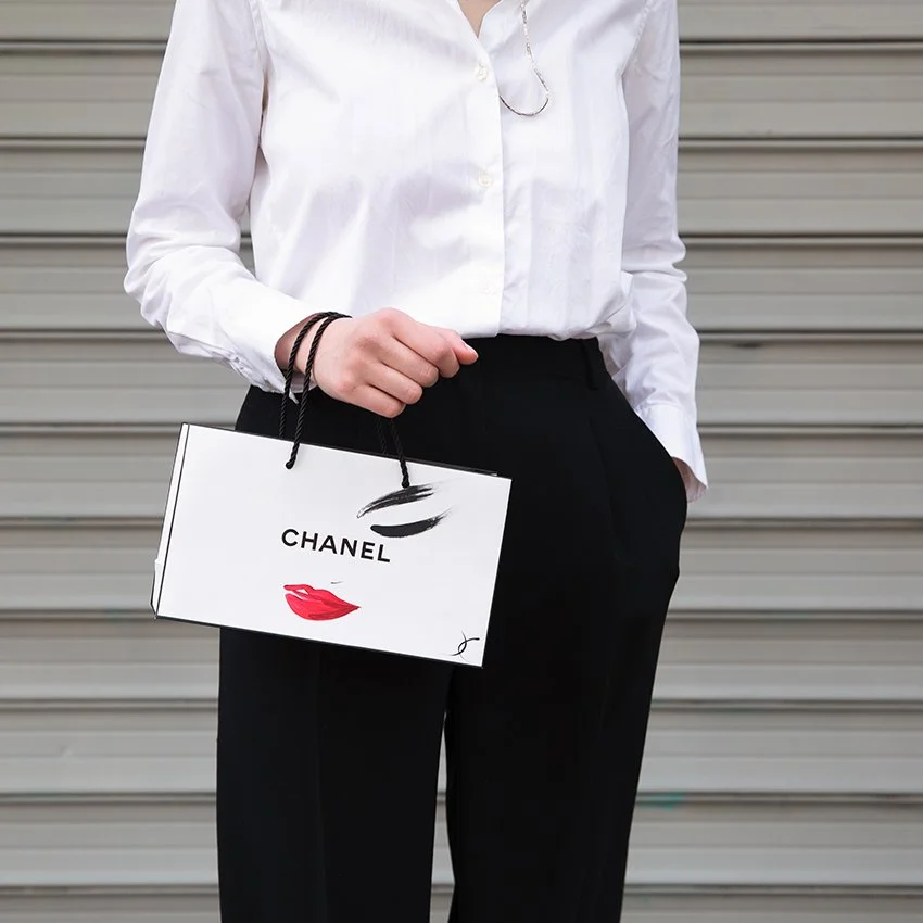 Création et peinture sur sacs en papier CHANEL — Florence Collard