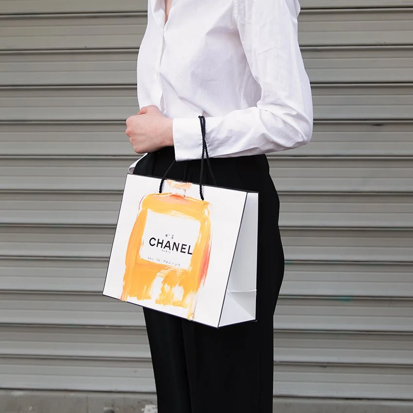 Création et peinture sur sacs en papier CHANEL — Florence Collard