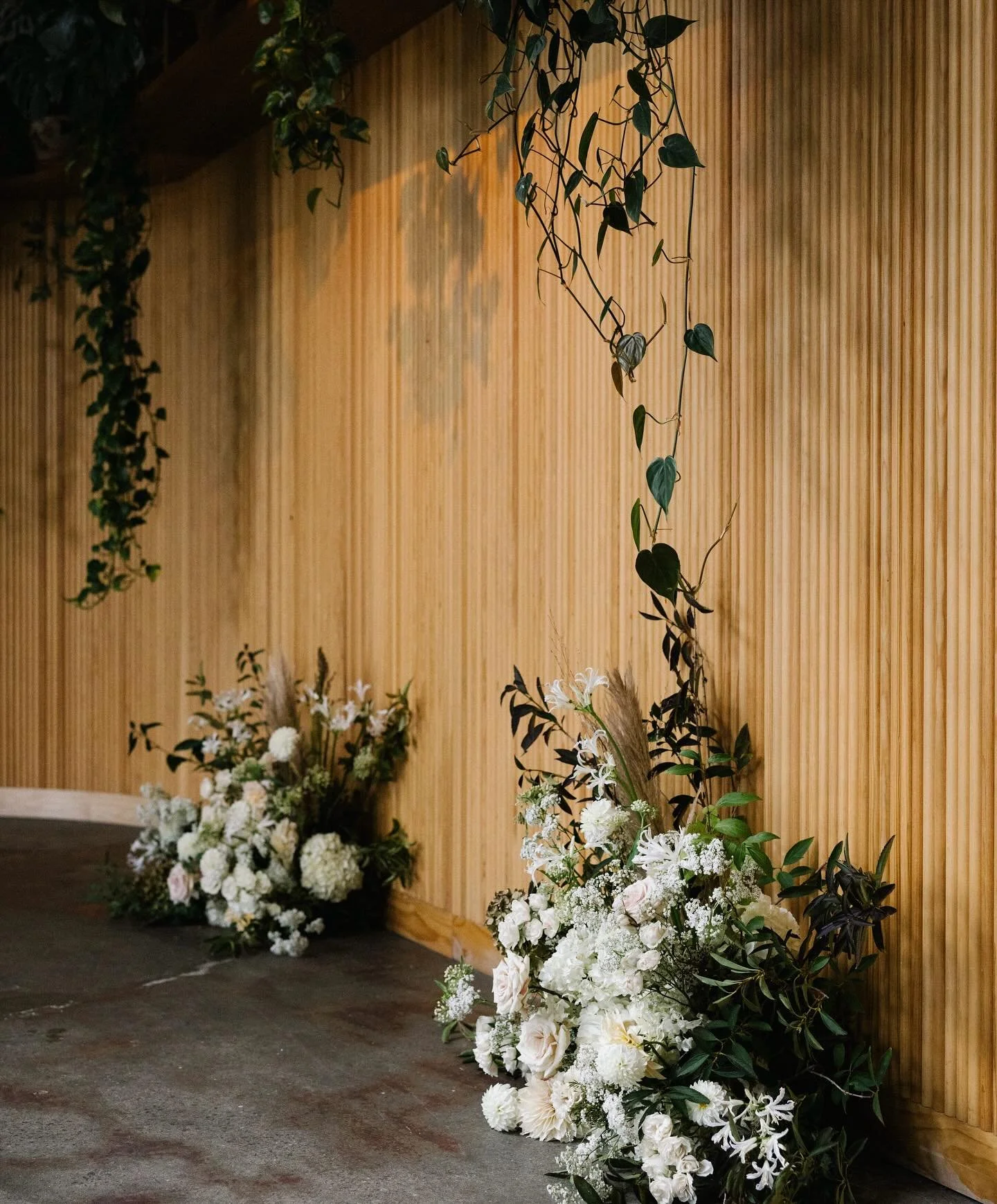 Mood: soft lighting, white florals, and effortlessly in love. 🤍

📸: @tomleungphoto 

#2027brides #summerwedding #weddingplanners #weddingfloral #bridetobride #bride #florals #weddingcake #2026brides