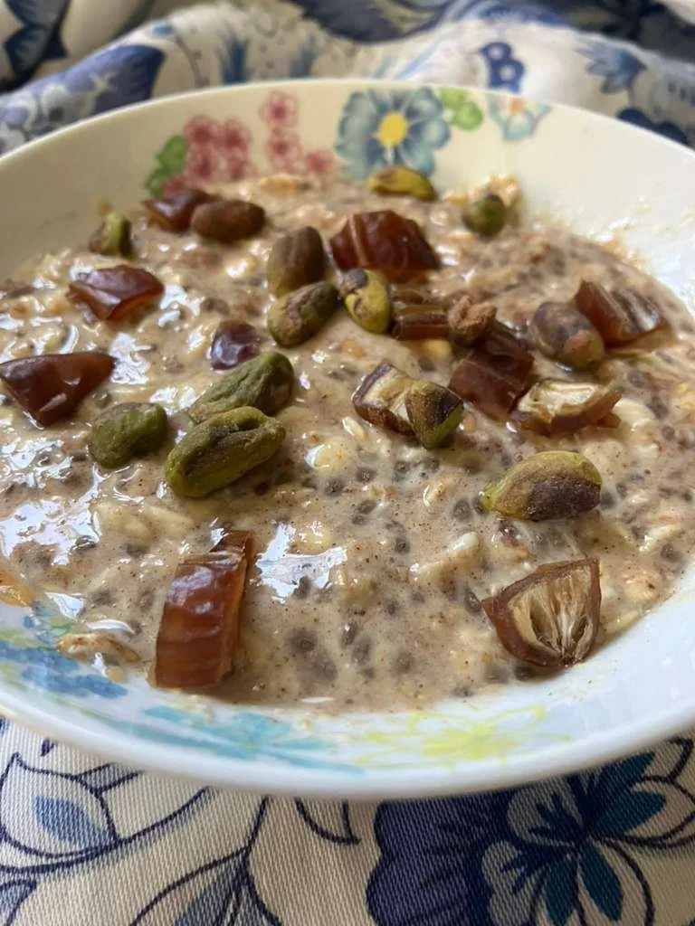 Vanilla Spice Overnight Oats with Dates and Pistachios: Gluten Free and Weight-Loss Friendly