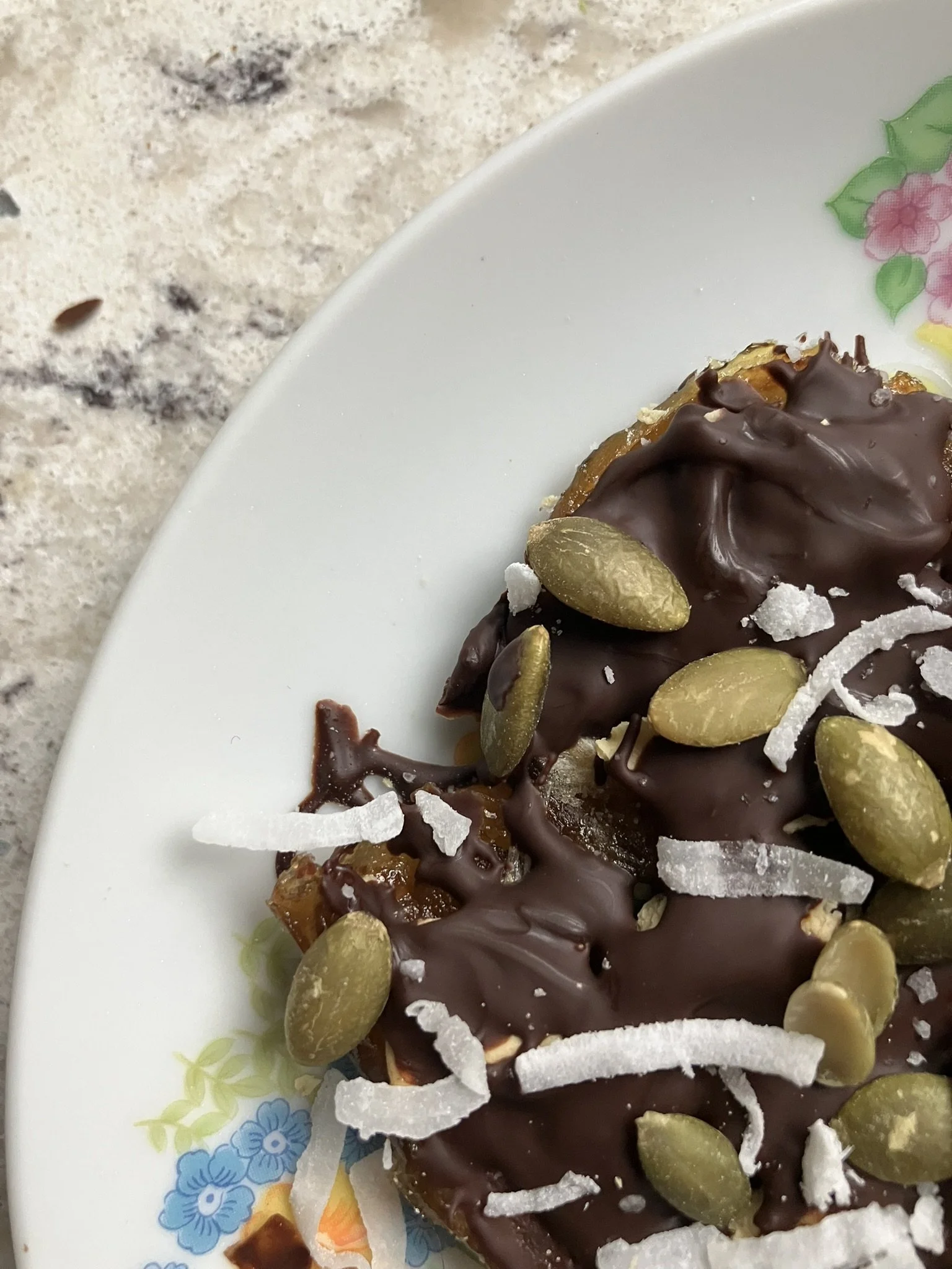 High-Fiber Single-Serving Dark Chocolate Date Cracker Bark: Gluten-Free and Weight-Loss Friendly