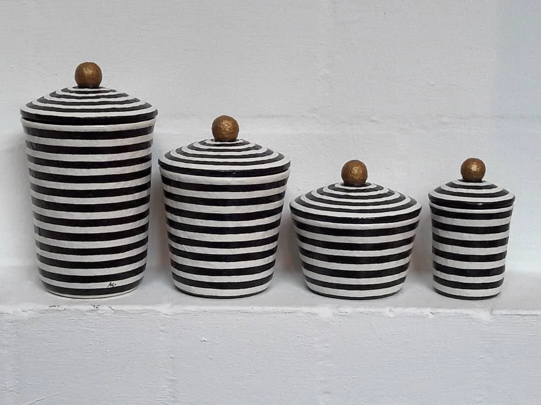 Deckeldosen aus Glas und Papiermachee
#glas #papierkunst #papiermach&eacute; #aufbewahrung #schwarzweiss #glasbeh&auml;lter