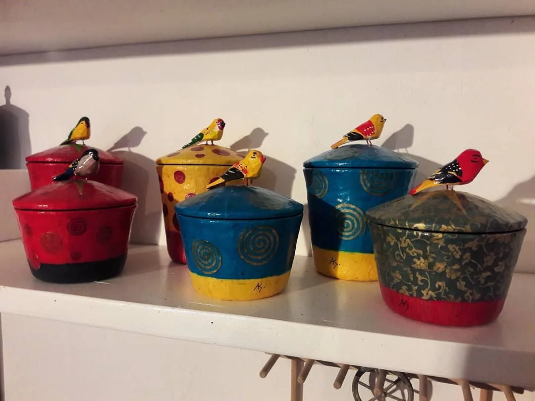 Deckeldosen aus Glas und Papiermachee
#papierkunst #papiermach&eacute; #glas #aufbewahrung #handgesch&ouml;pftespapier #bunt #v&ouml;gel #holz #geschnitzt