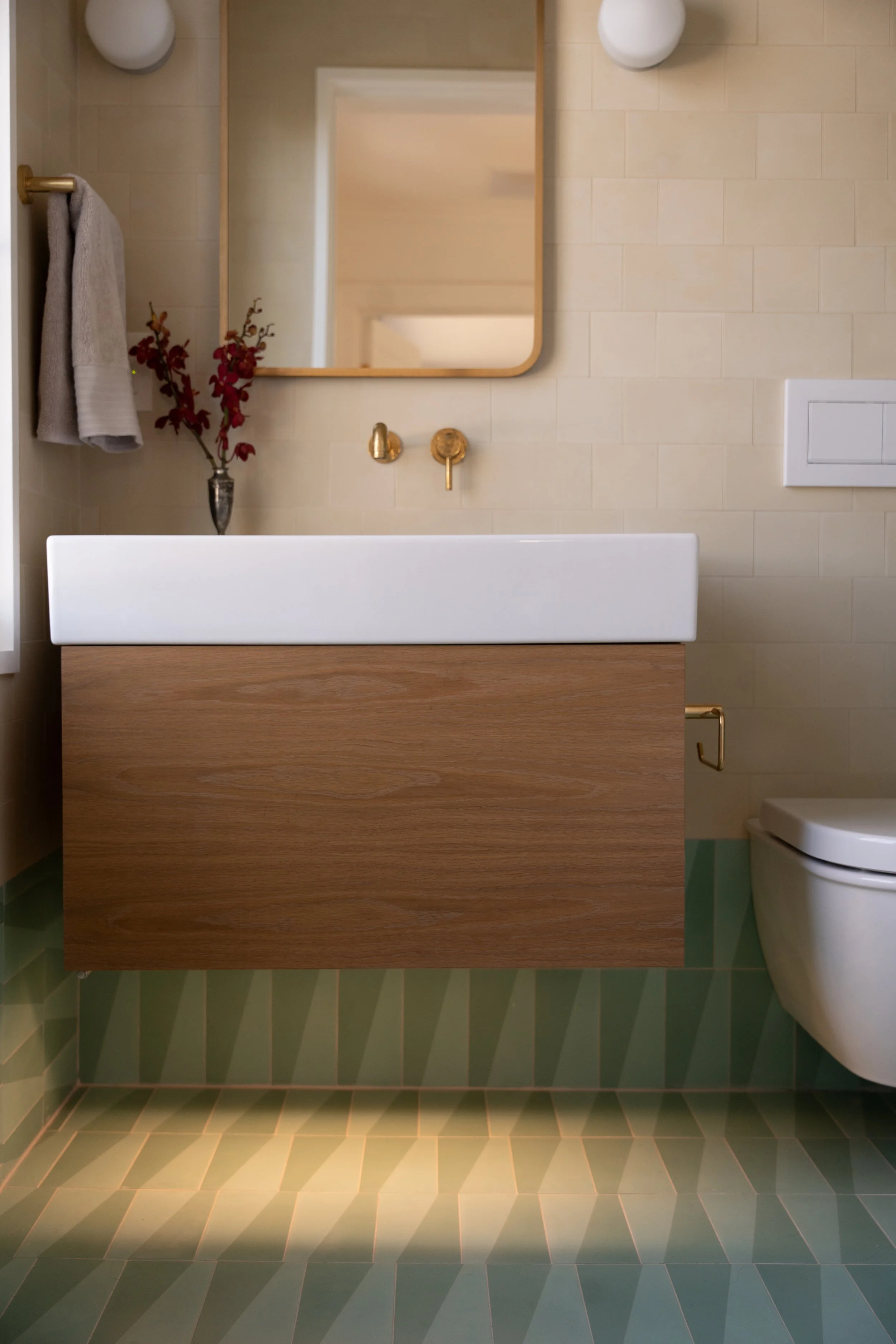 Custom Cabinetry for a remodeled bathroom fabricated in Lebanon, NJ by Cora Cabinetry. Custom built by Cora Cabinetry for a project in Bergen County, NJ.